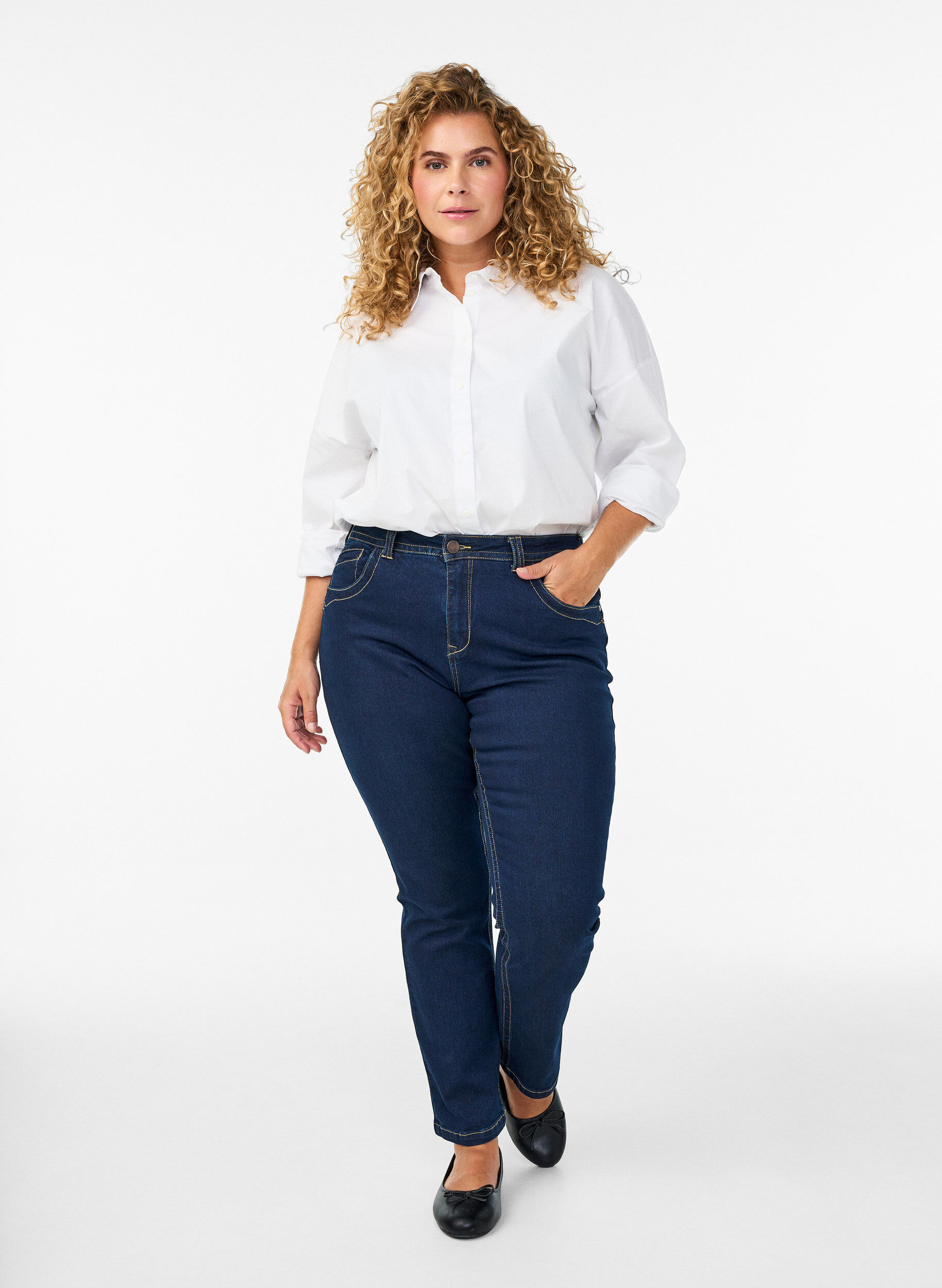 Zizzi Slim fit Vilma-farkut korkealla vy&ouml;t&auml;r&ouml;ll&auml;, Sininen, Model image number 0