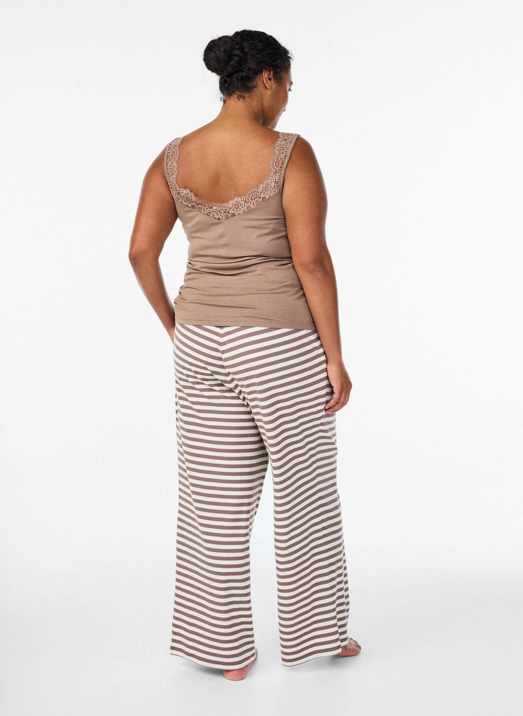 ZizziRaidalliset pyjamahousut korkealla vy&ouml;t&auml;r&ouml;ll&auml; ja leveill&auml; lahkeilla, Beige, Model image number 1