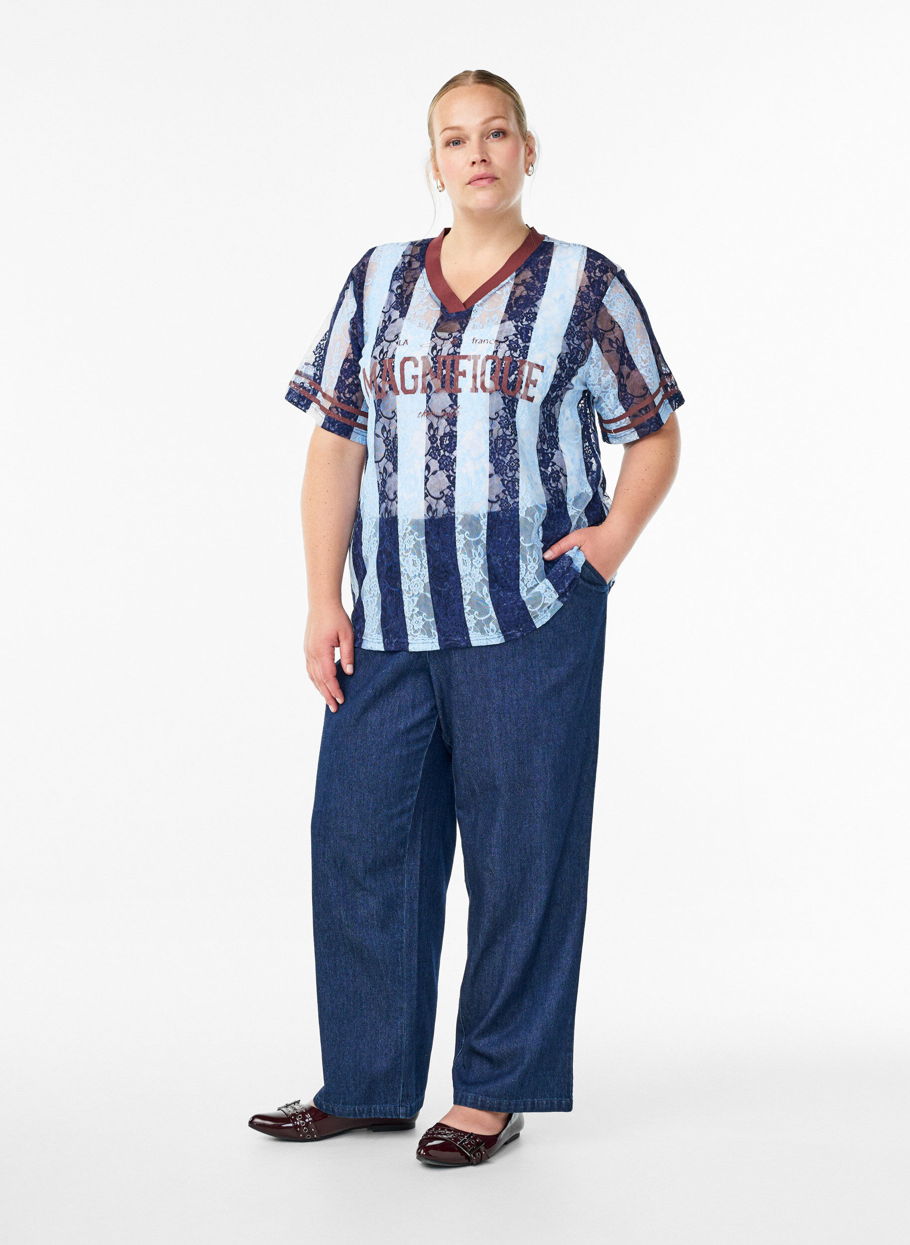 Zizzi Raidallinen pitsipusero n&auml;ytt&auml;v&auml;ll&auml; printill&auml;., Sininen, Model image number 1