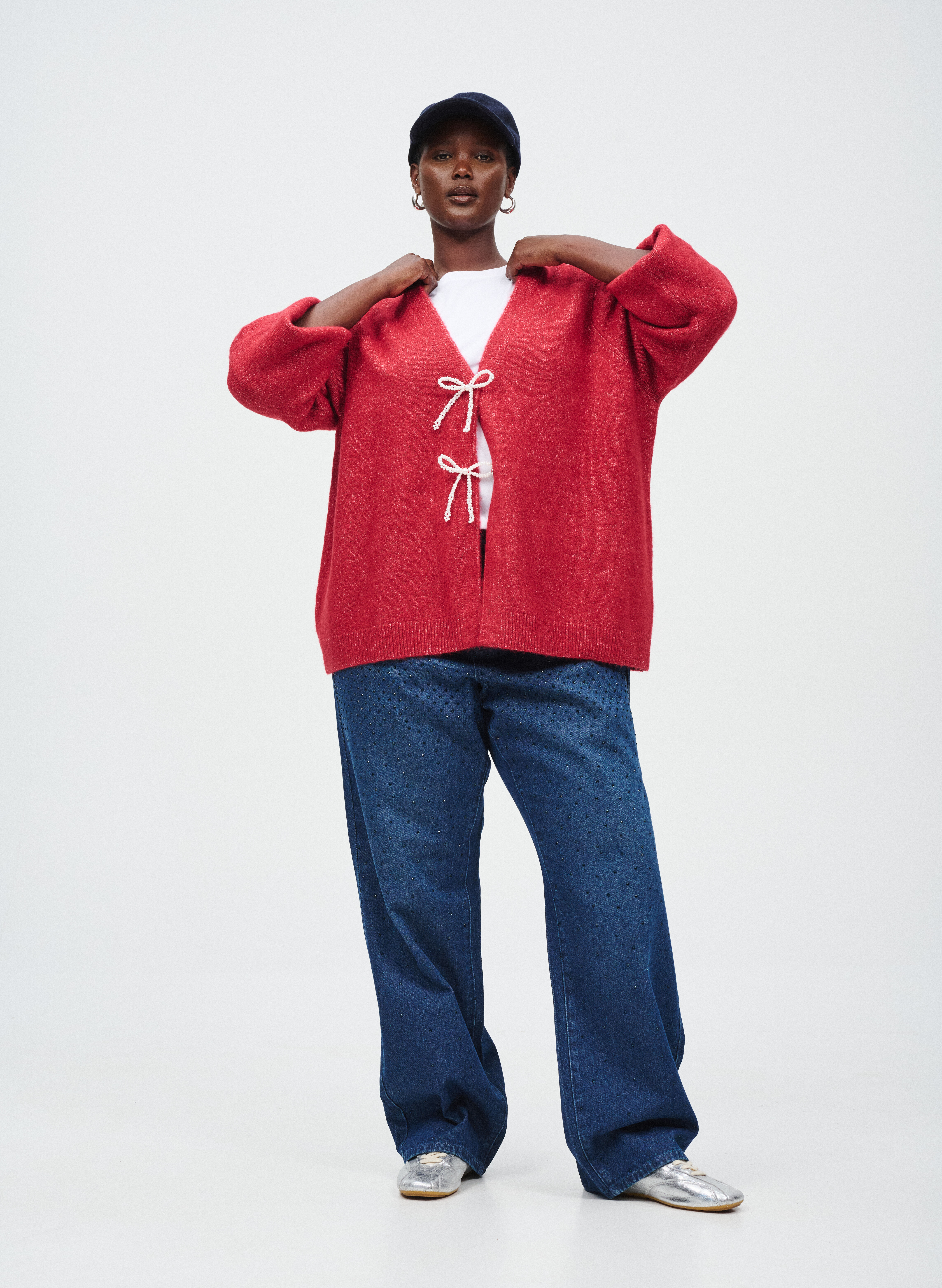 Neuletakki, jossa on helmi rusetti, , Model