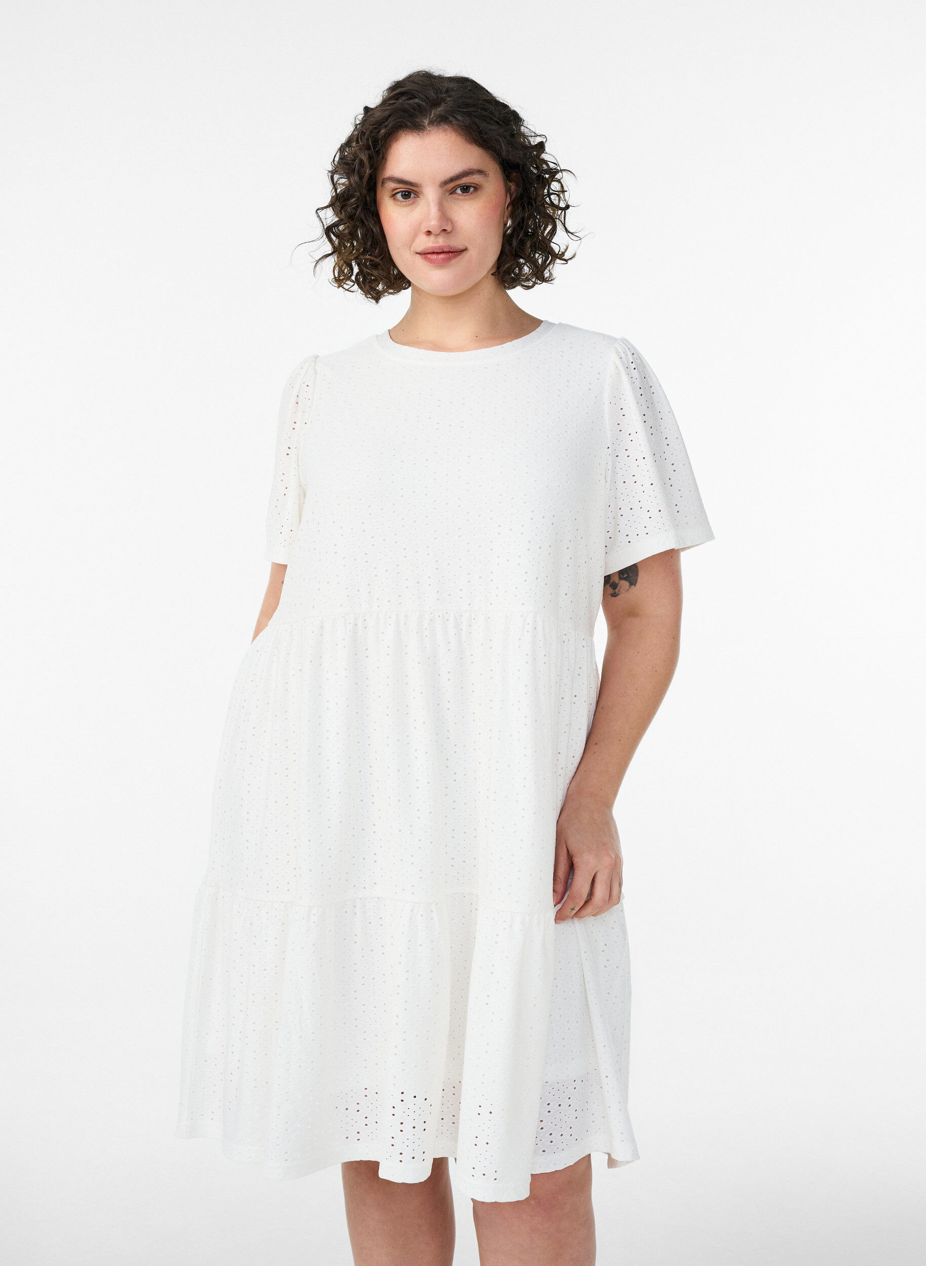 ZizziLyhyt mekko pitsikuviolla ja kerrostetulla helmalla, Valkoinen, Model image number 0