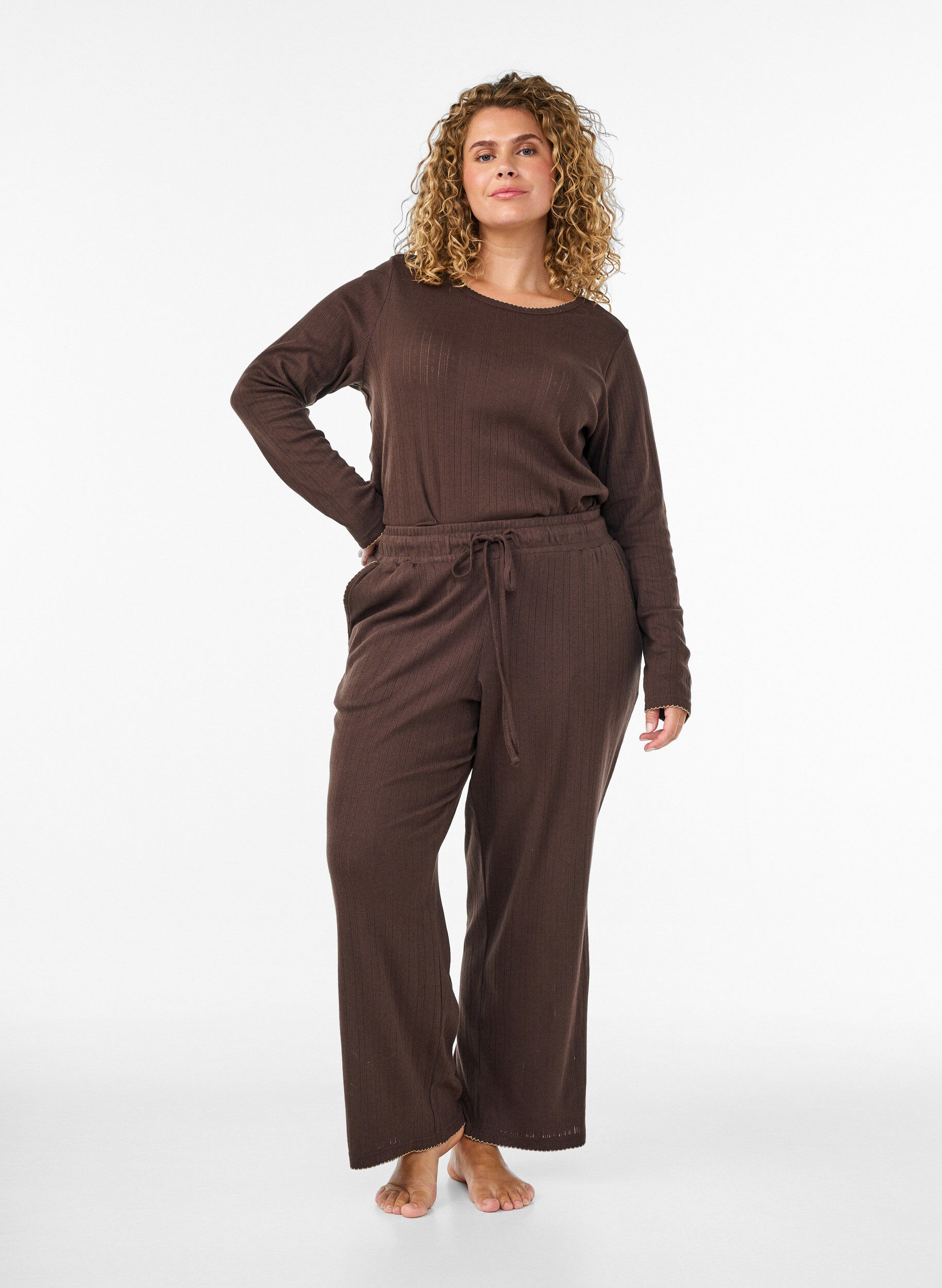 ZizziLuomupuuvillaiset pyjamahousut rei&rsquo;itetyll&auml; kirjailulla, Ruskea, Model image number 0