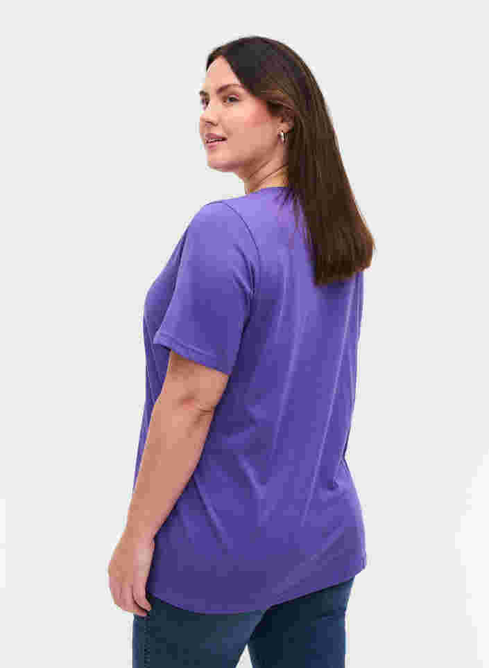 T-paita ekologisesta puuvillasta v-aukolla, Ultra Violet, Model image number 1