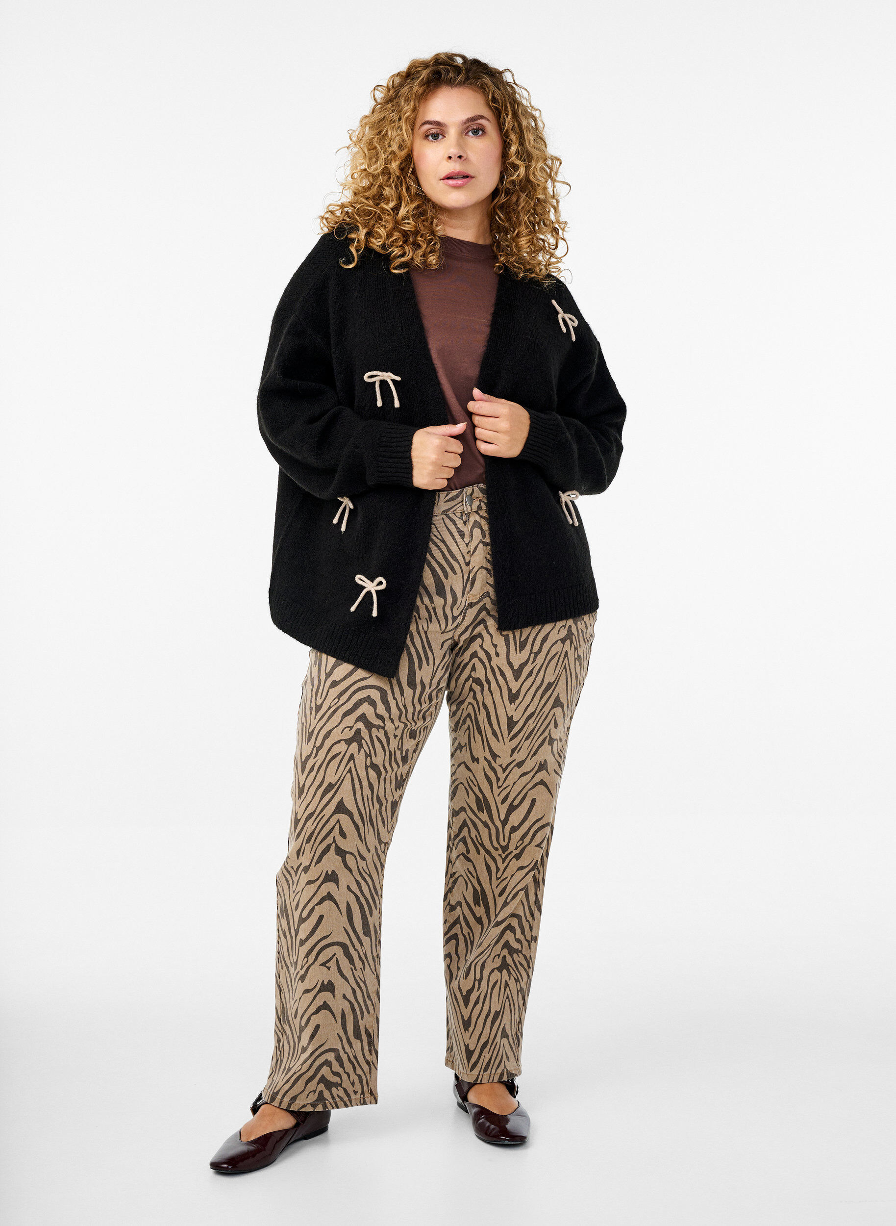 Suora istuvuus farkut seeprakuviolla, Ruskea, Model