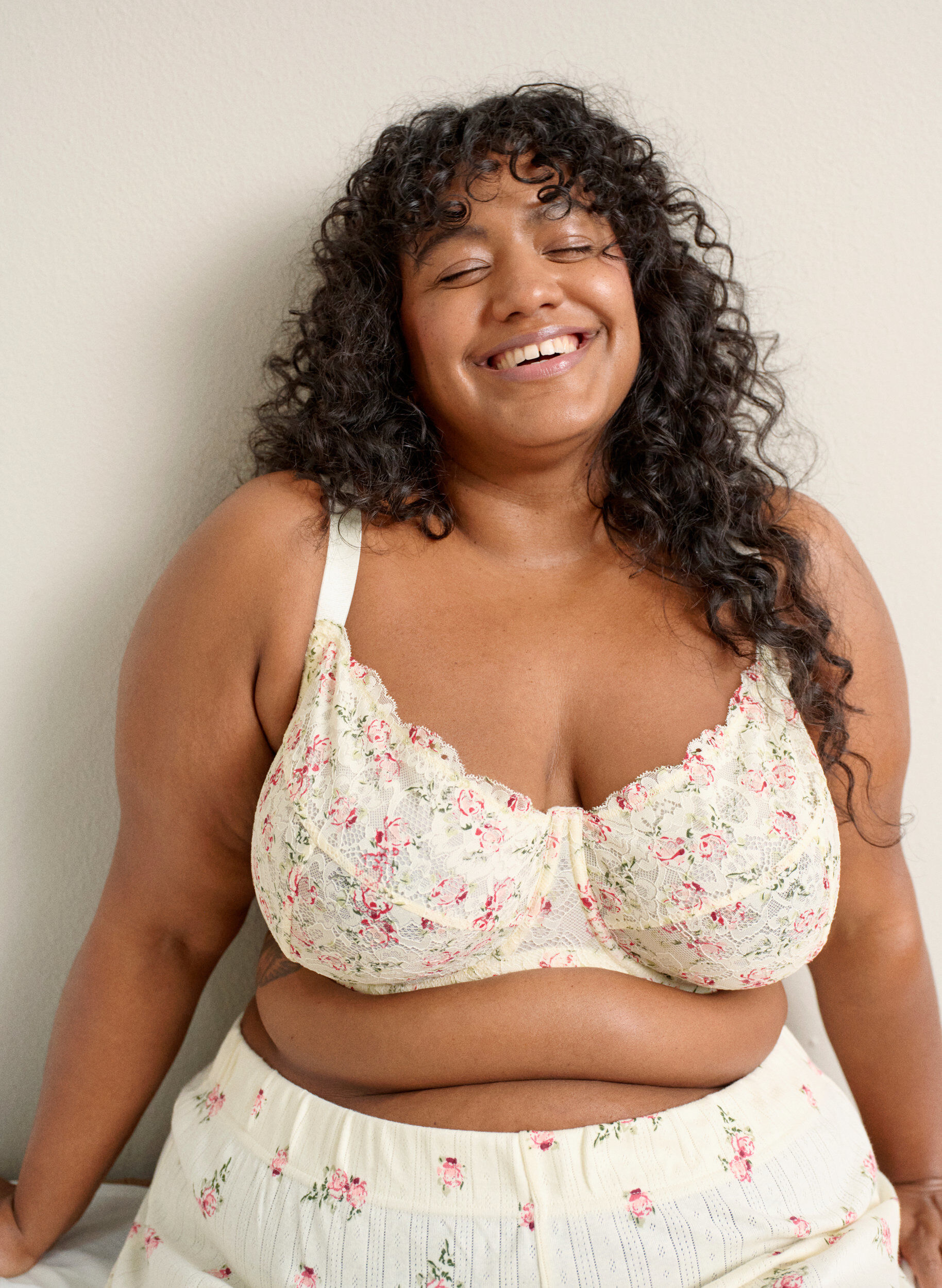 Zizzi T&auml;yspeitt&auml;v&auml;t rintaliivit kukkakoristeisella pitsill&auml;, Valkoinen, Image image number 0