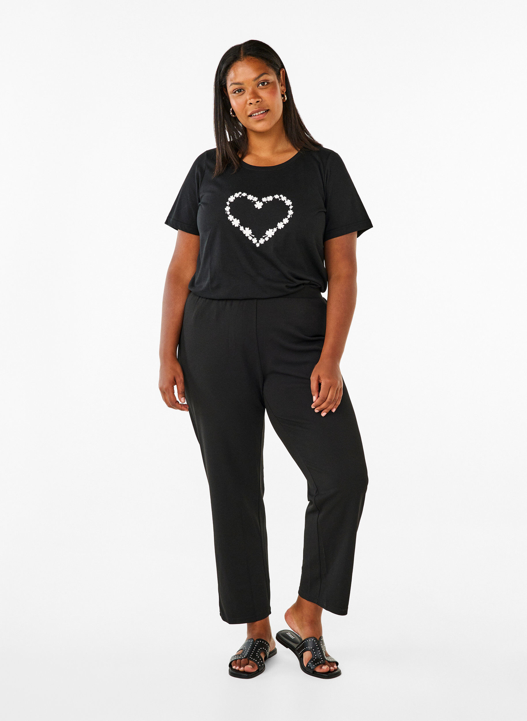 Zizzi FLASH &ndash; kuviollinen t-paita, Black Flower Heart , Model image number 2