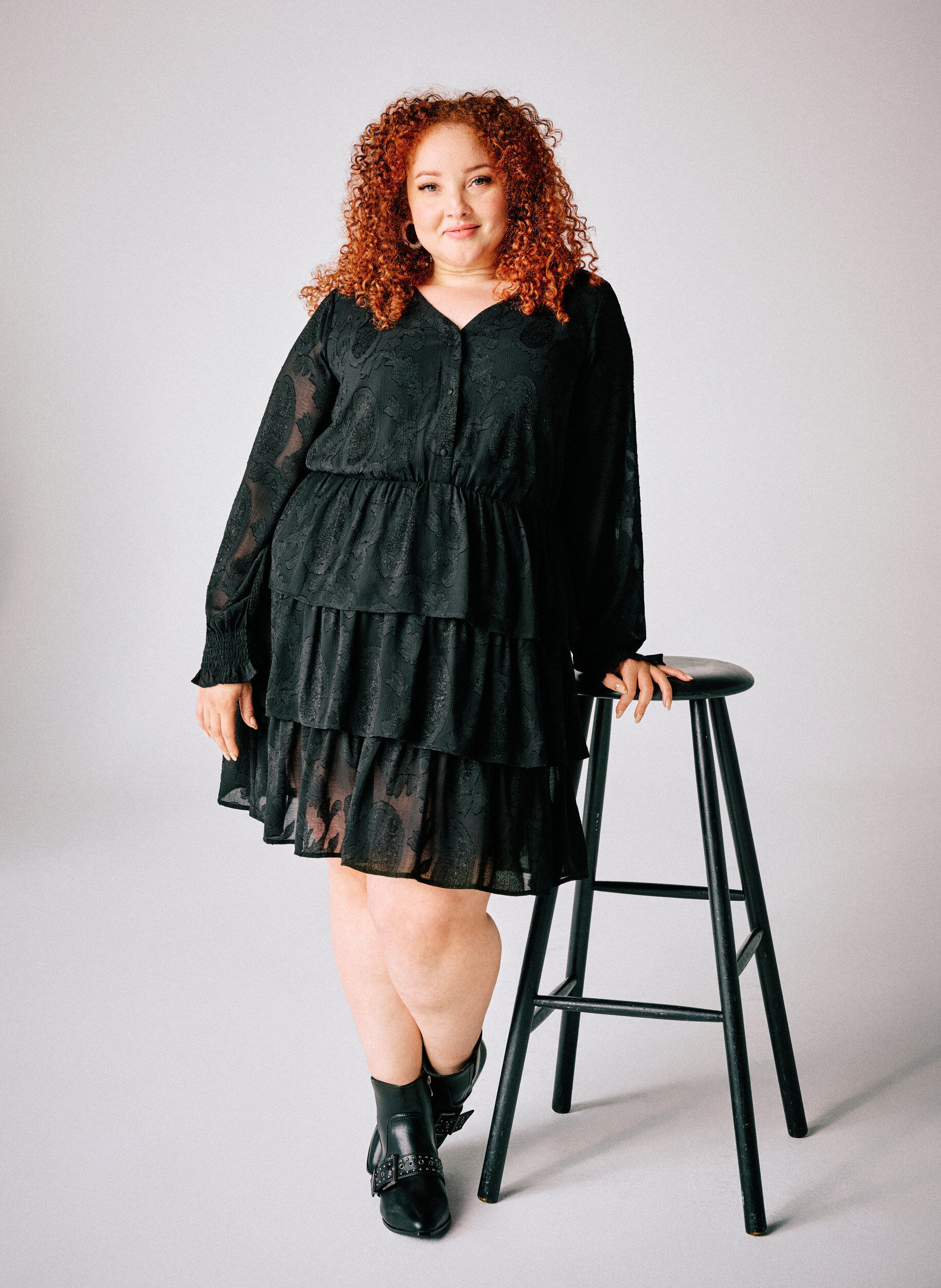 Zizzi Lyhyt mekko r&ouml;yhel&ouml;ill&auml; ja kuviopinnalla, Musta, Image image number 0