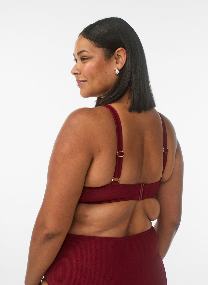 Strukturoitu bikinitoppi kultaisella yksityiskohdalla, Punainen, Model image number 2