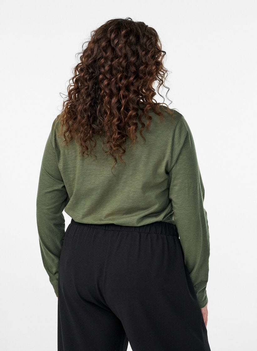 Pitk&auml;hihaisen t-paita, jossa on V-p&auml;&auml;ntie ja napit, Vihre&auml;, Model image number 2