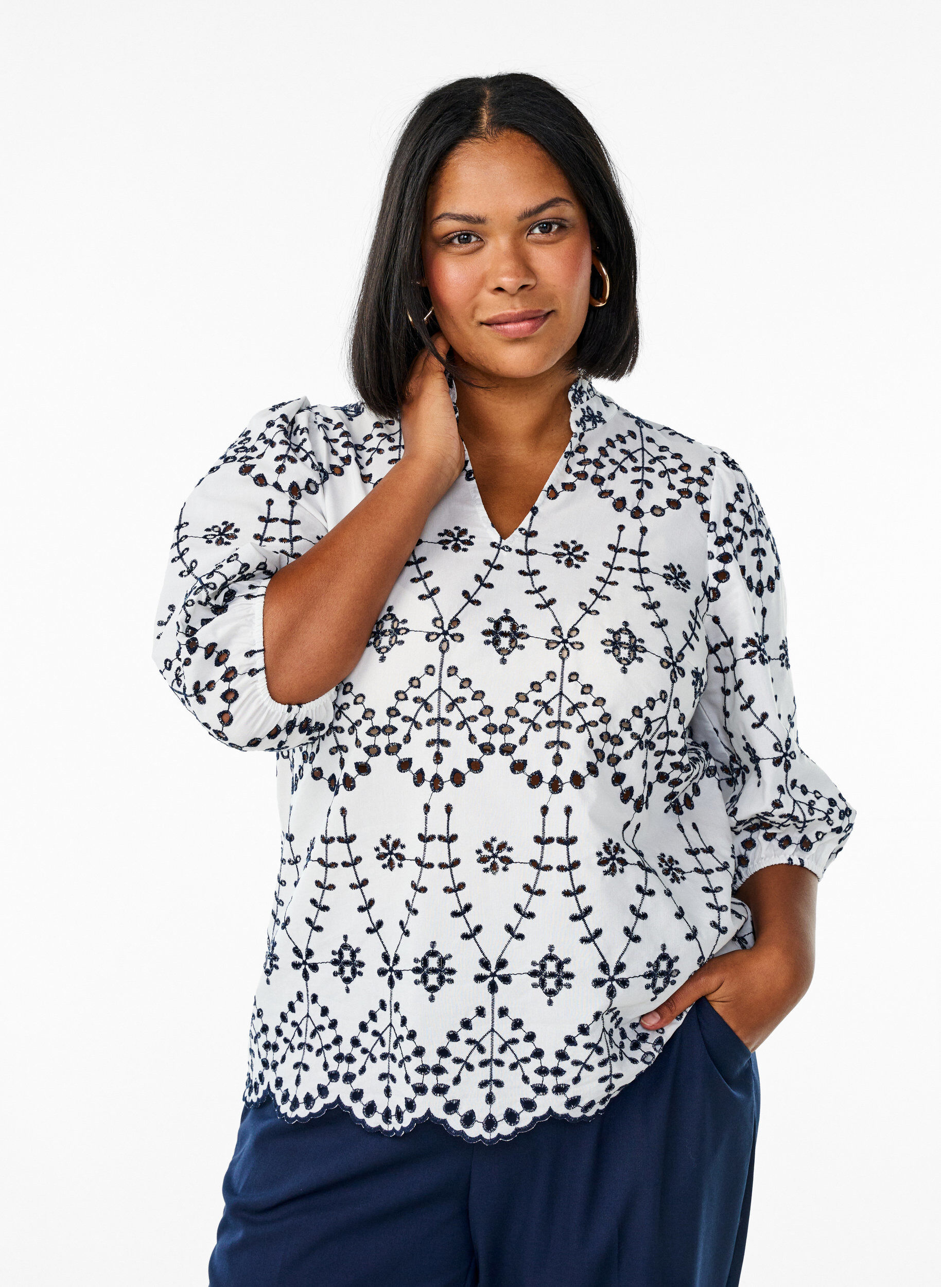 Zizzi 3/4-hihainen pusero kontrastiv&auml;risell&auml; broderie anglaise -kirjailulla, Valkoinen, Model image number 0
