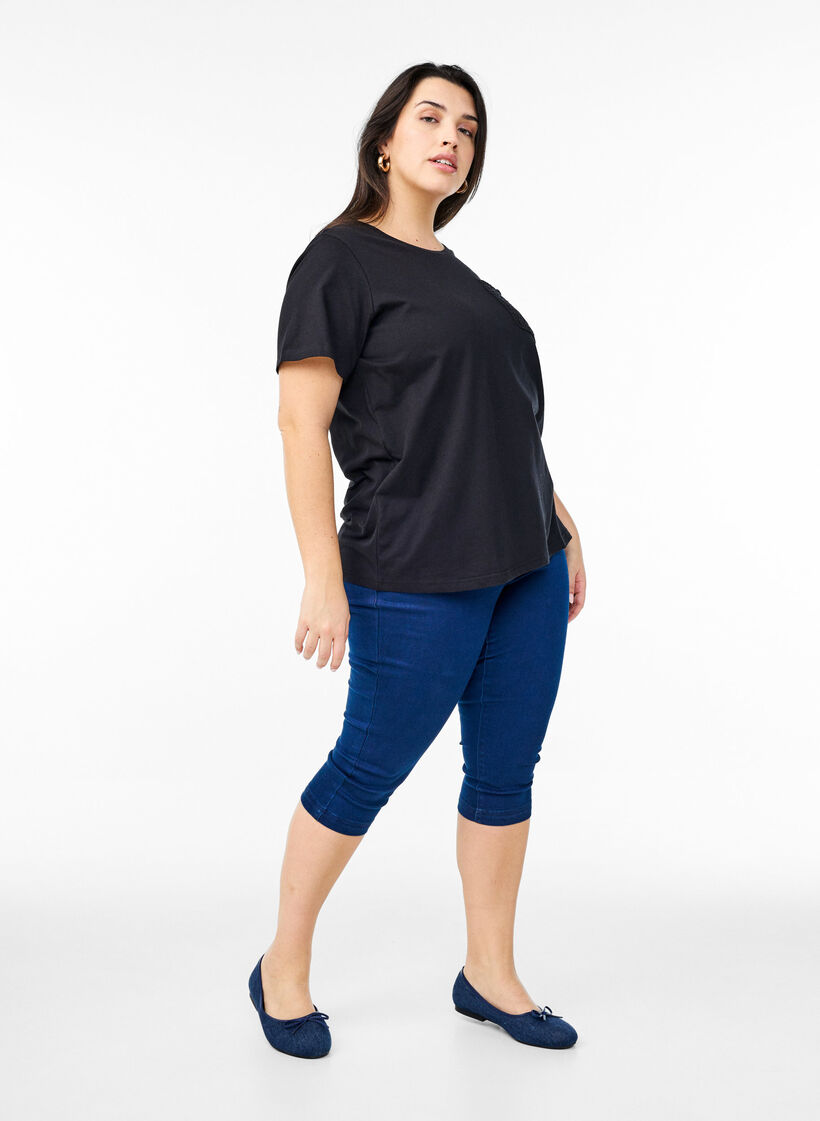 T-paita luomupuuvillasta rintataskulla, Musta, Model image number 1