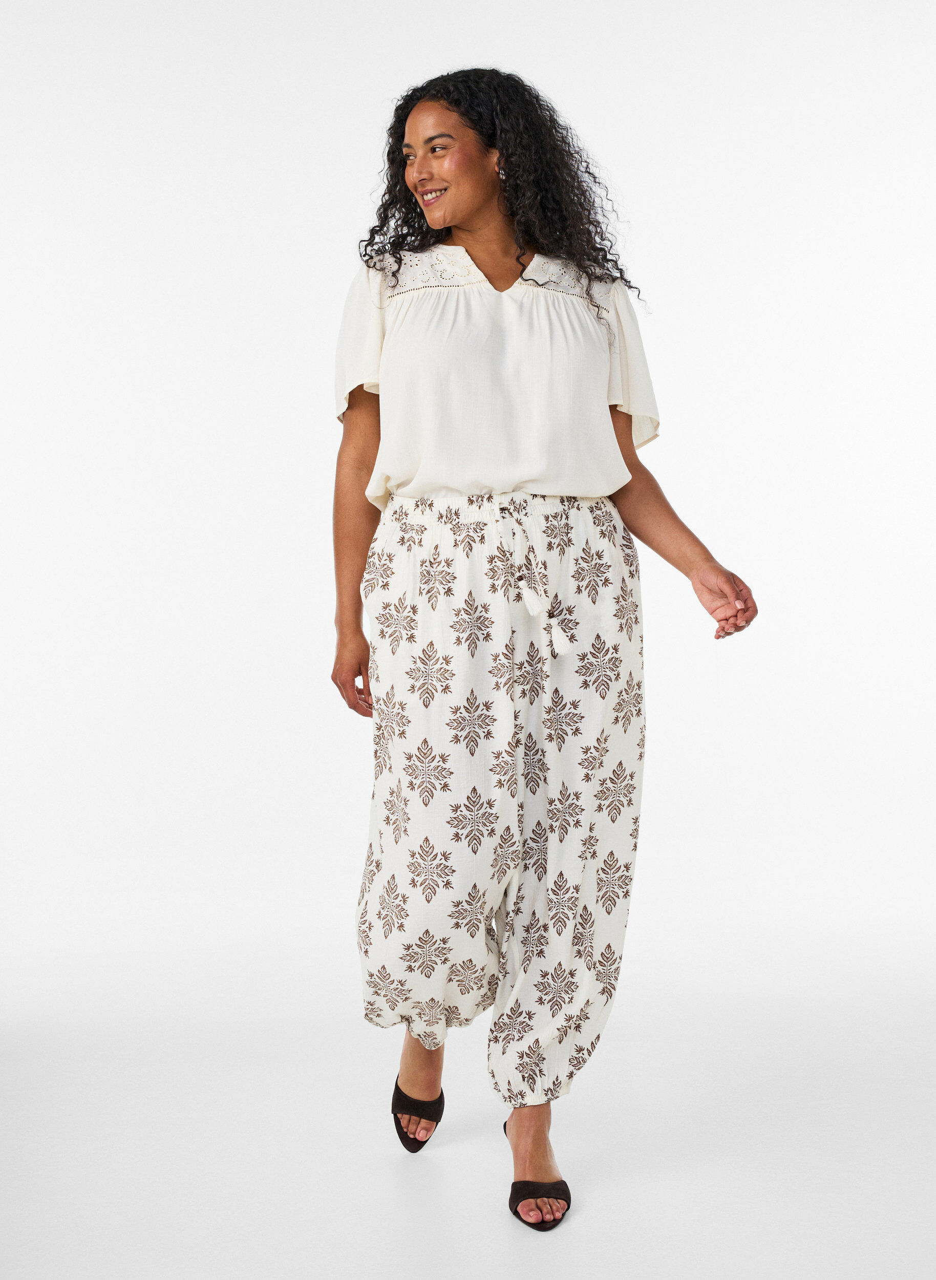 ZizziViskoosipusero broderieanglaise-koristeilla, Beige, Model image number 1