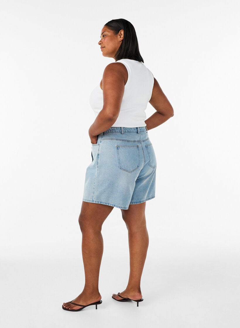 Denimskortsit kietaisuefektill&auml; ja korkealla vy&ouml;t&auml;r&ouml;ll&auml;, Sininen, Model image number 2