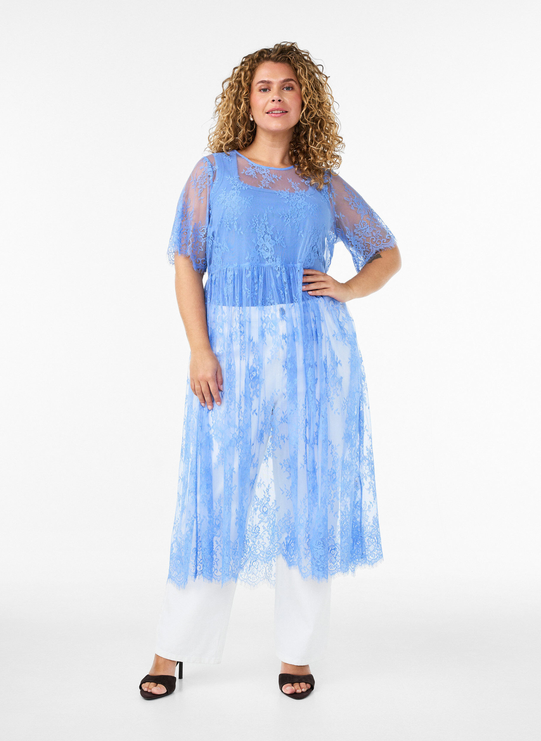 L&auml;pin&auml;kyv&auml; pitsinen midimekko lyhyill&auml; hihoilla, Violetti, Model