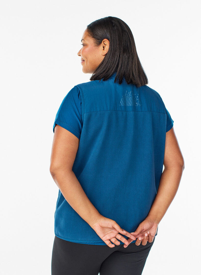 Fleece-liivi korkealla kauluksella ja taskuilla, Sininen, Model