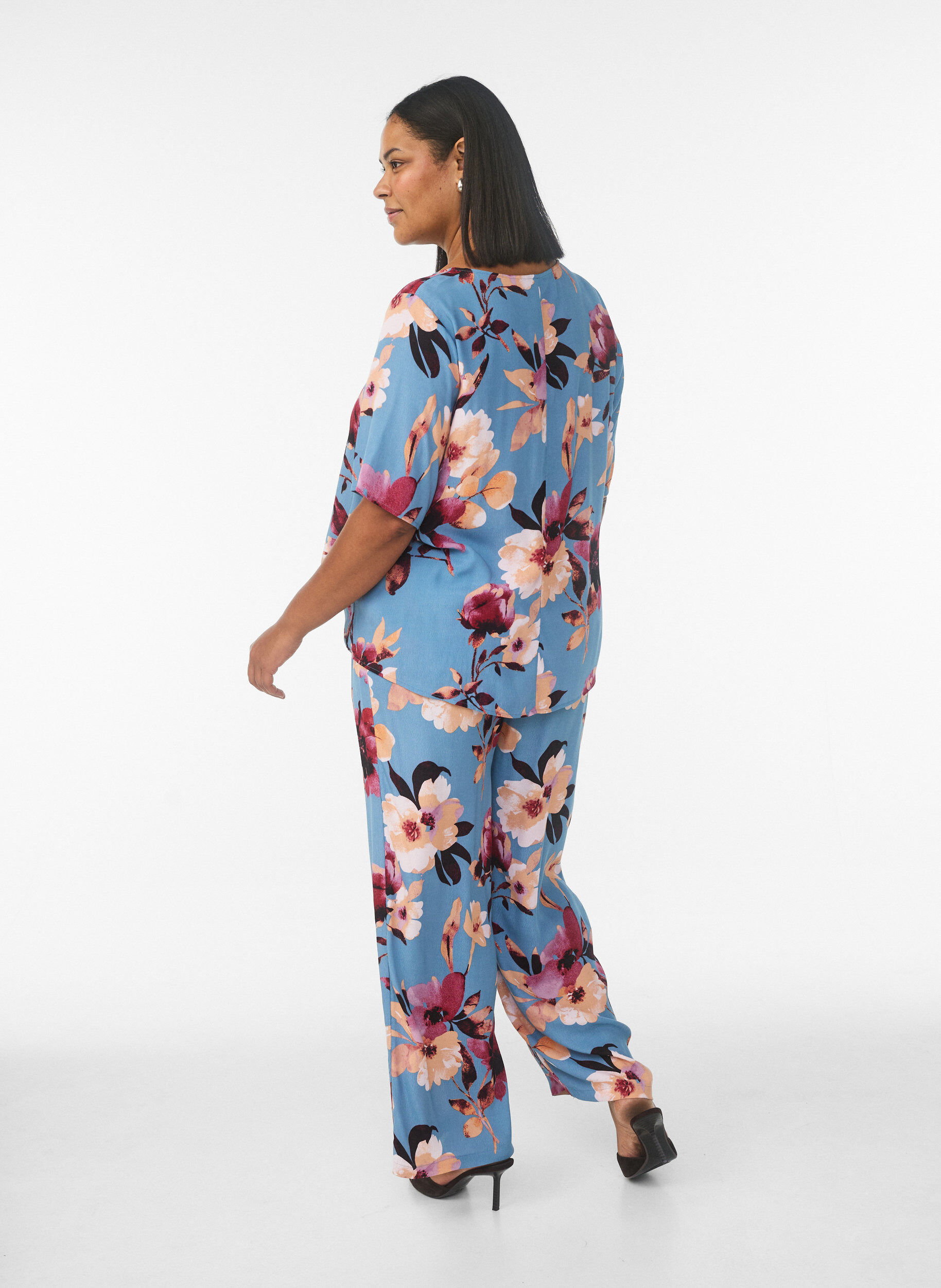 Zizzi V&auml;lj&auml;t viskoosihousut kuosilla, Sininen, Model image number 1