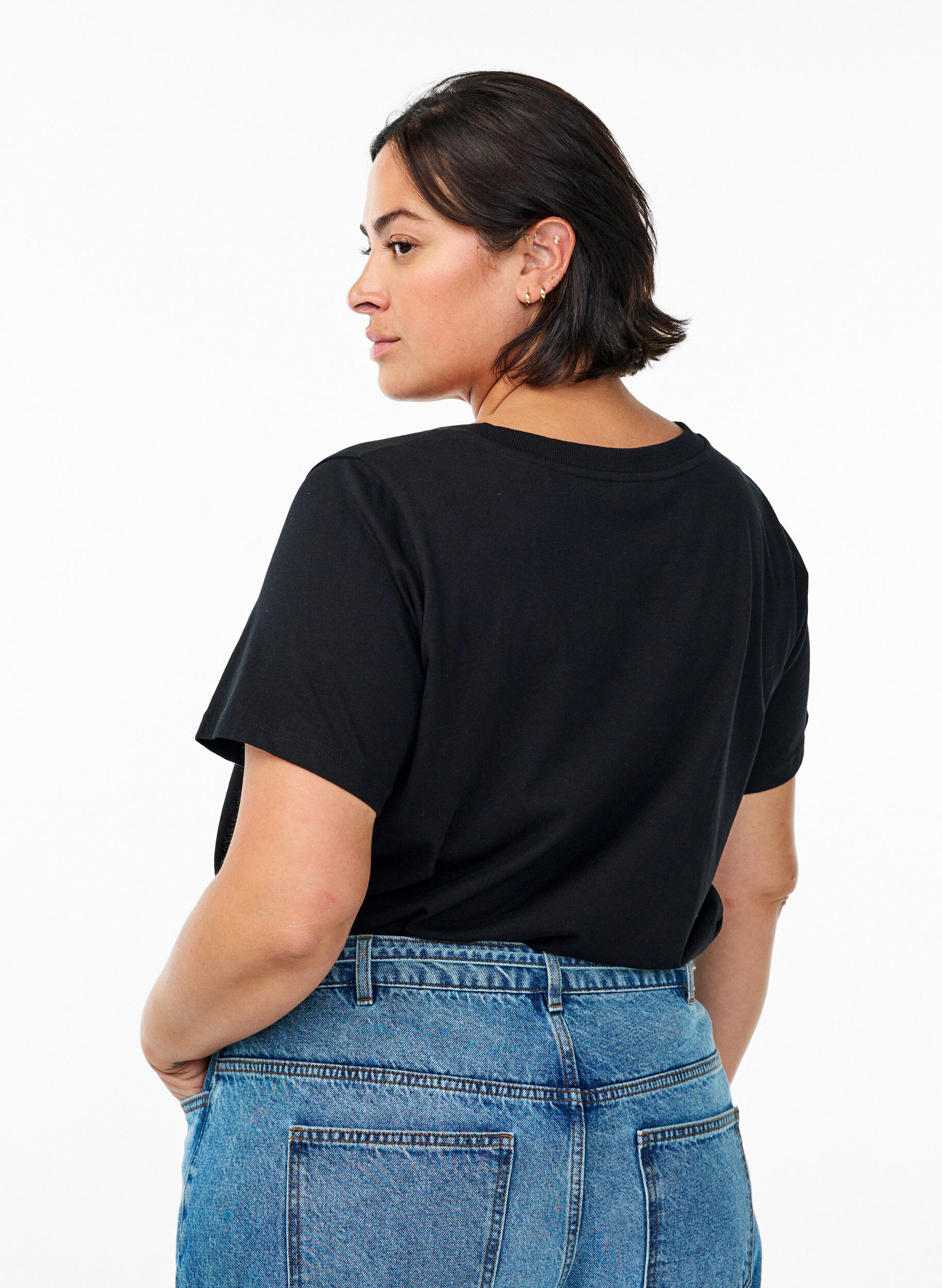 Zizzi Puuvillasta valmistettu T-paita V-p&auml;&auml;ntiell&auml;., Musta, Model image number 2