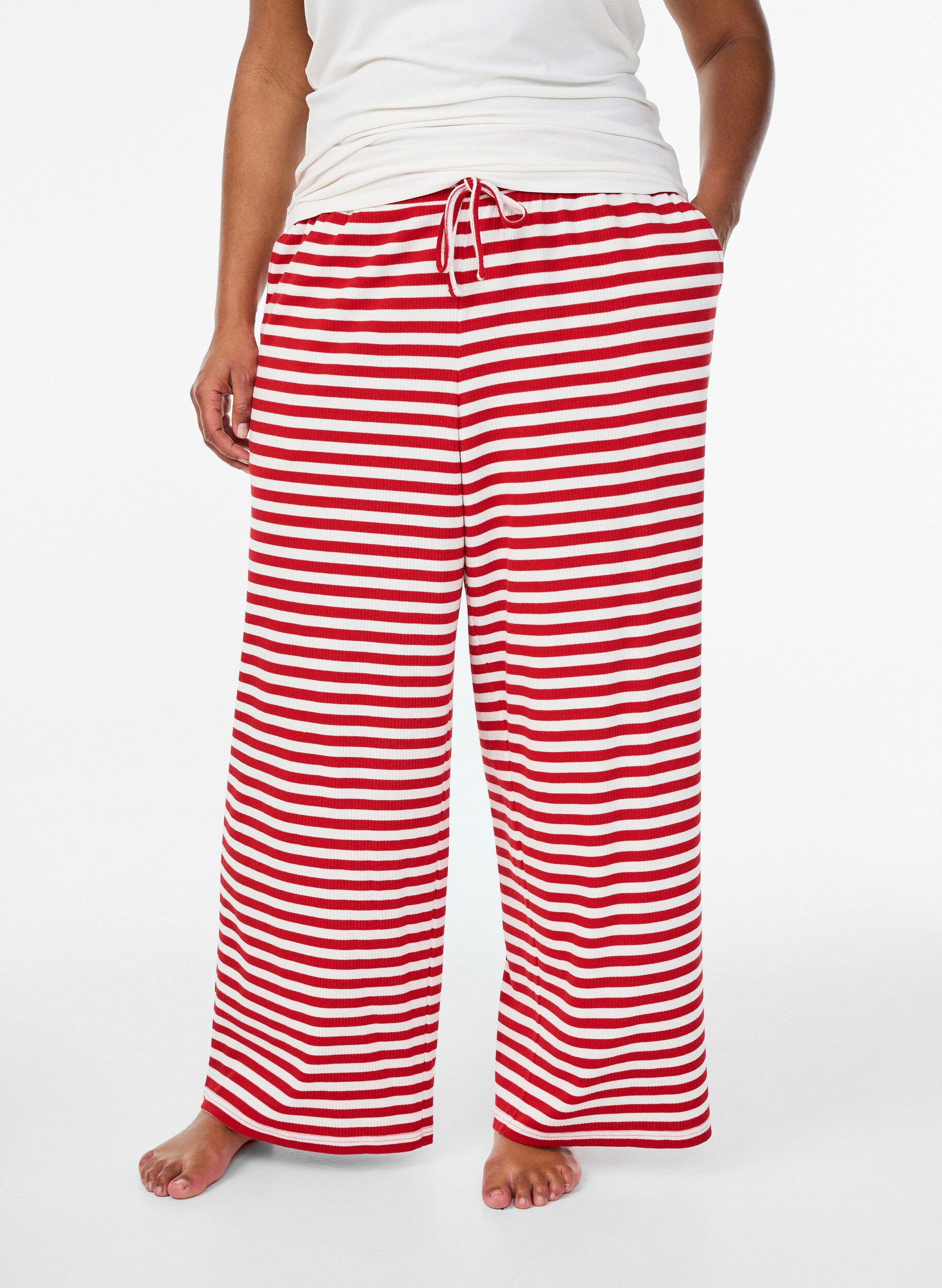 ZizziRaidalliset pyjamahousut korkealla vy&ouml;t&auml;r&ouml;ll&auml; ja leveill&auml; lahkeilla, Punainen, Model image number 2