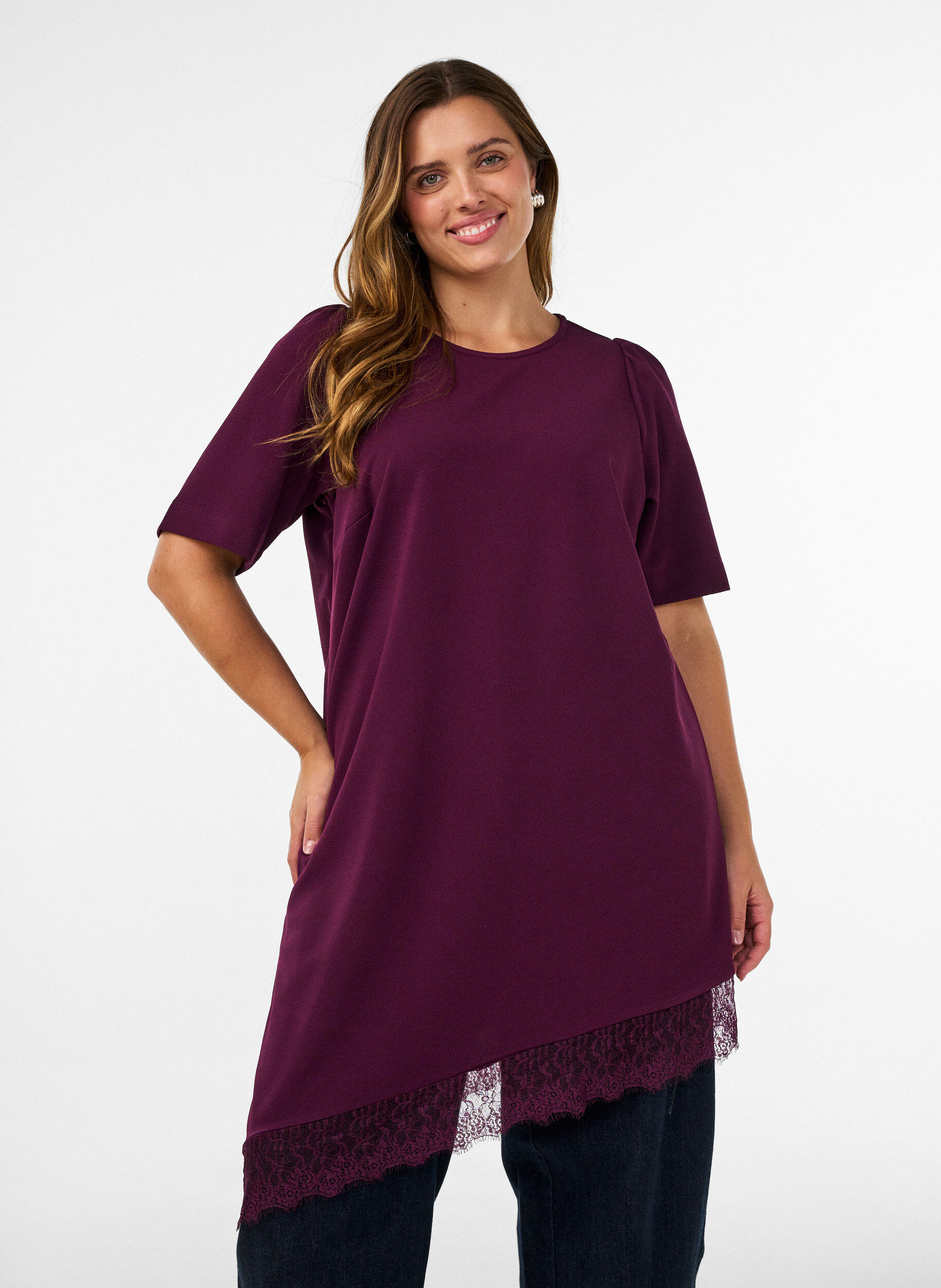 ZizziTunika ep&auml;symmetrisell&auml; pitsireunuksella, Violetti, Model image number 0