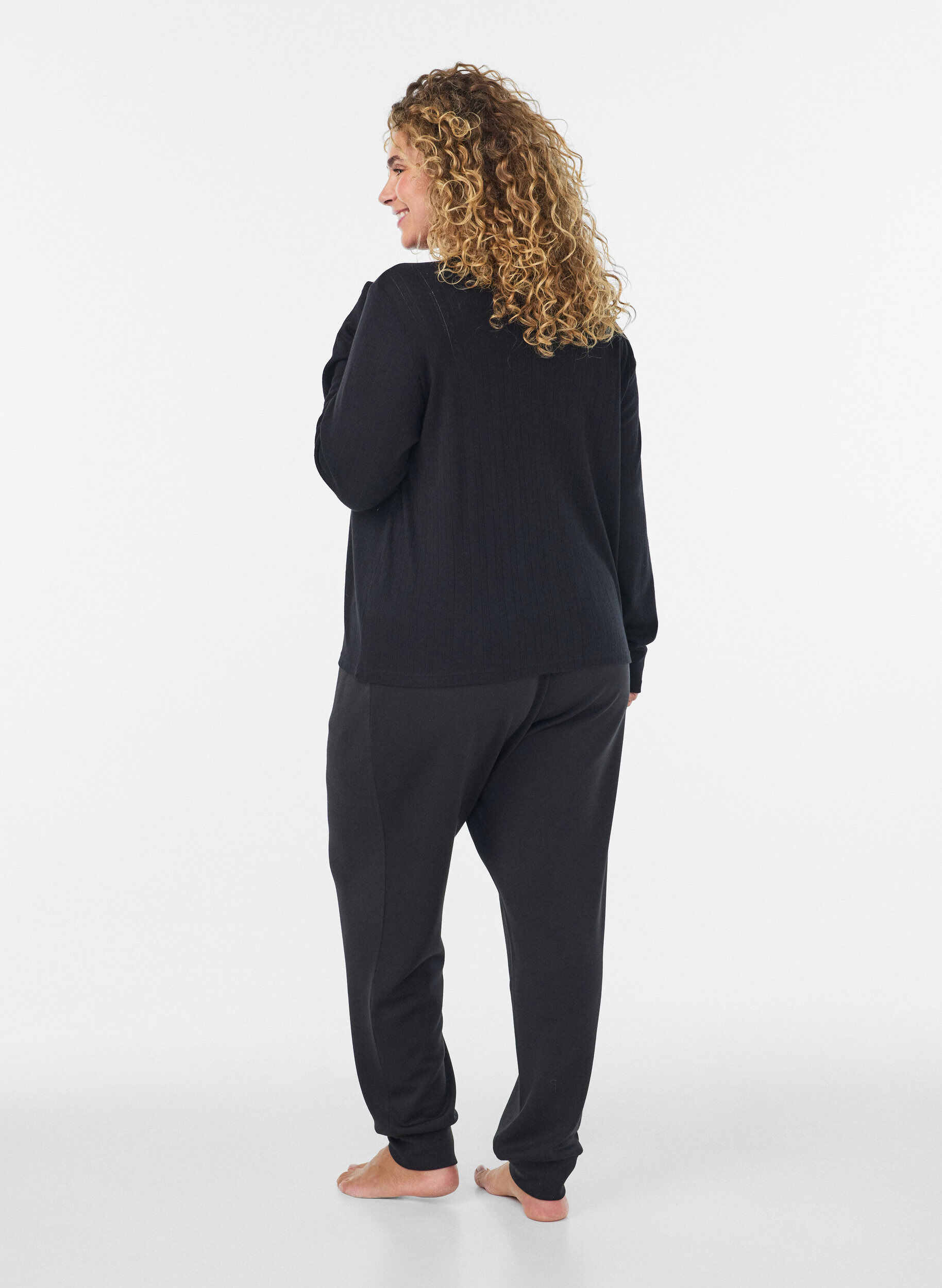 ZizziNeuletakki luomupuuvillaa ja reik&auml;kirjailua, Musta, Model image number 2