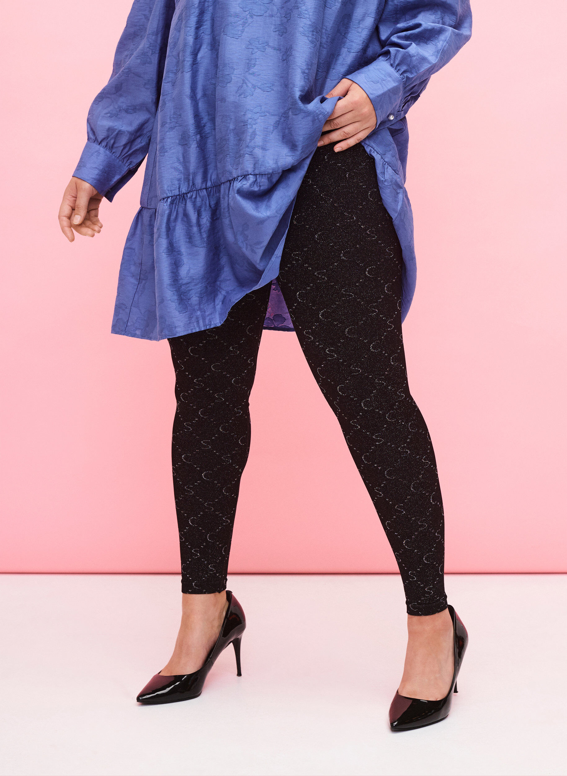 Zizzi Saumattomat leggingsit hopeanv&auml;risell&auml; kuviolla, Black, Model image number 0