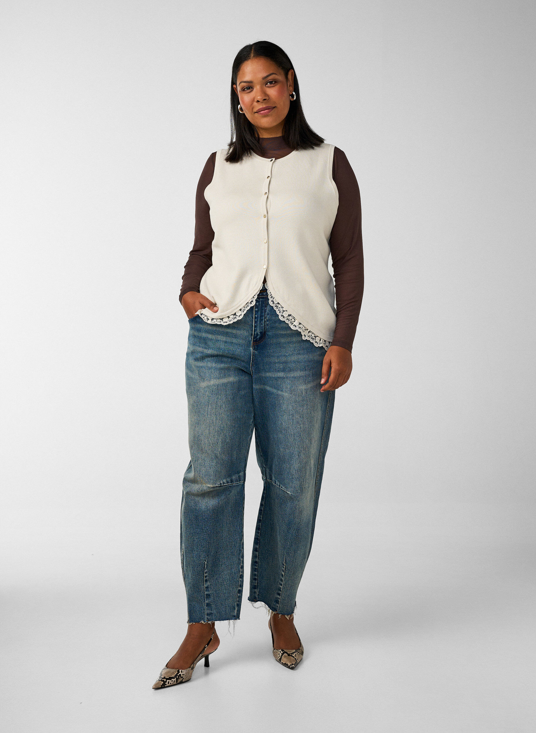 ZizziNeulottu liivi pitsireunuksella, Vanilja, Model image number 1