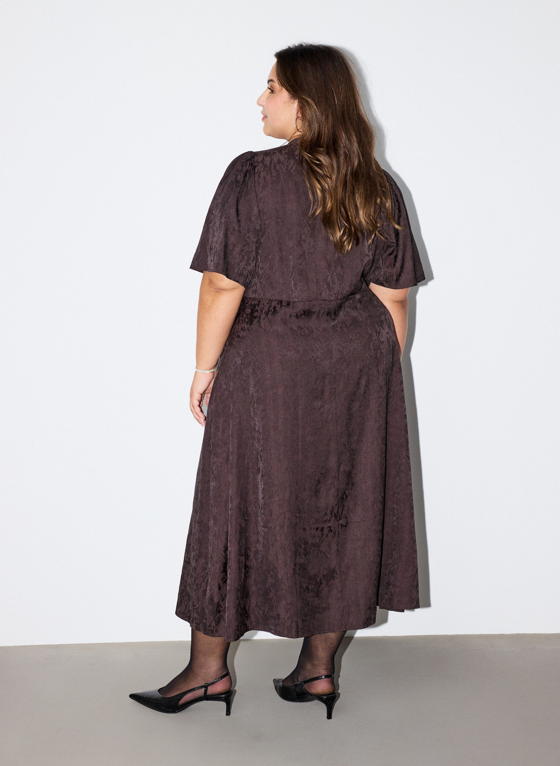 ZizziMidimittainen jacquard-mekko paisleykuviolla ja leveill&auml; hihoilla, Ruskea, Model image number 1