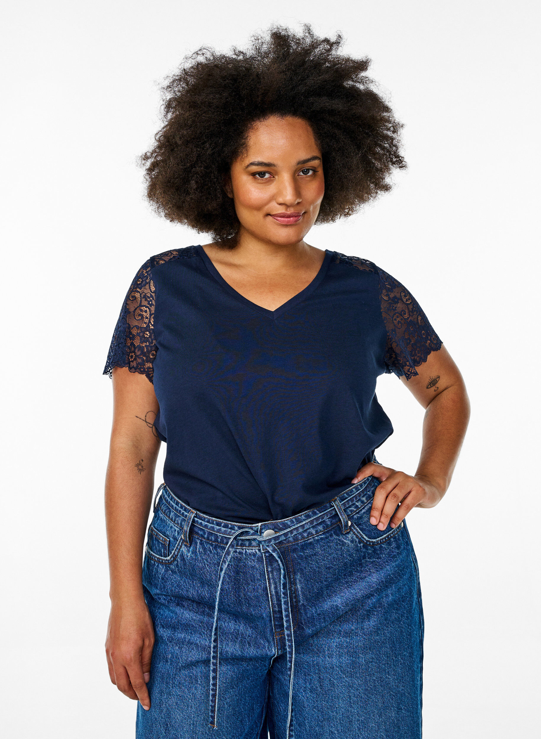 Zizzi Puuvillainen T-paita pitsisill&auml; lyhyill&auml; hihoilla, Sininen, Model image number 0