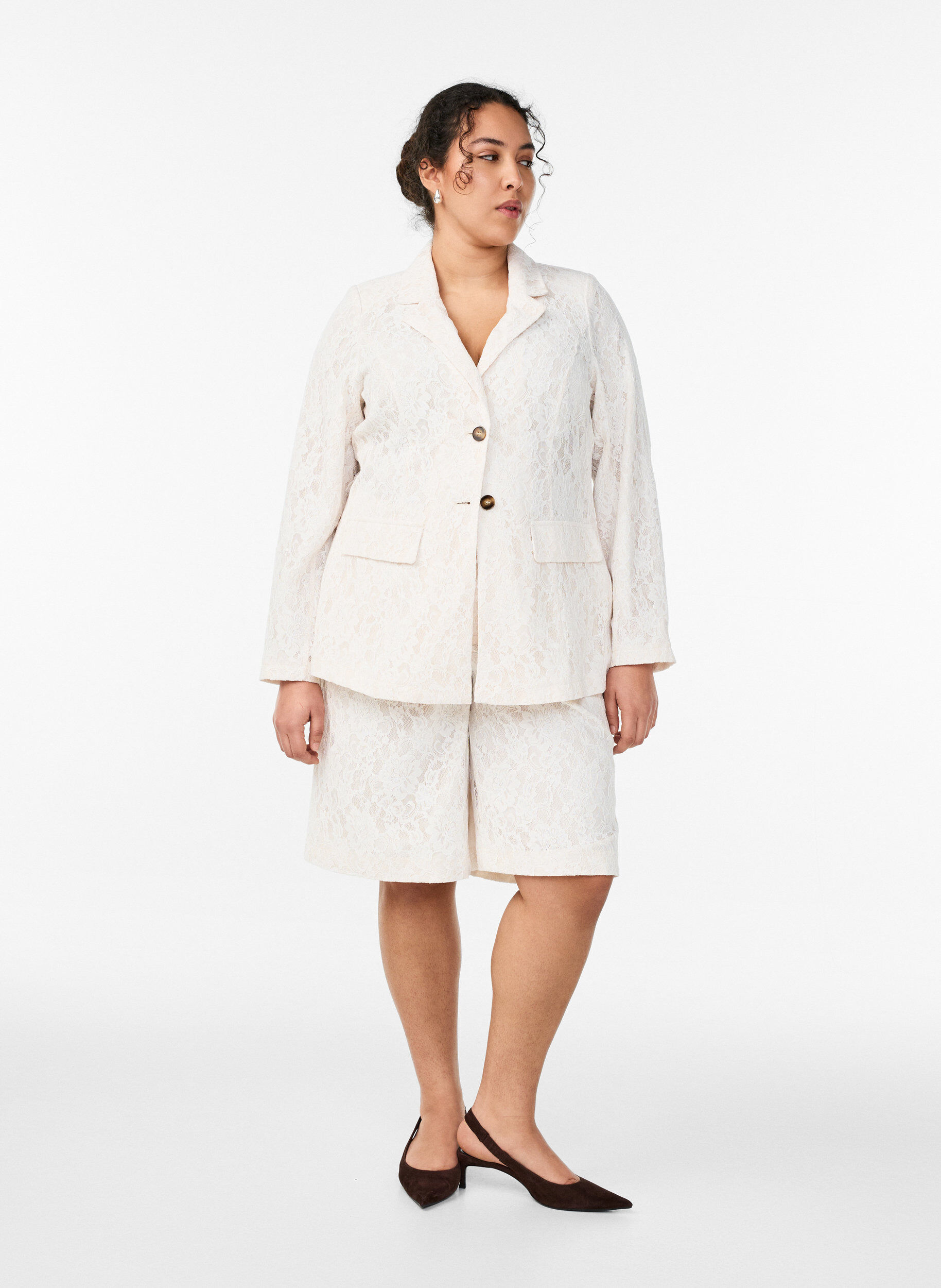 Korkeavy&ouml;t&auml;r&ouml;iset pitsi-bermudashortsit, Vanilja, Model