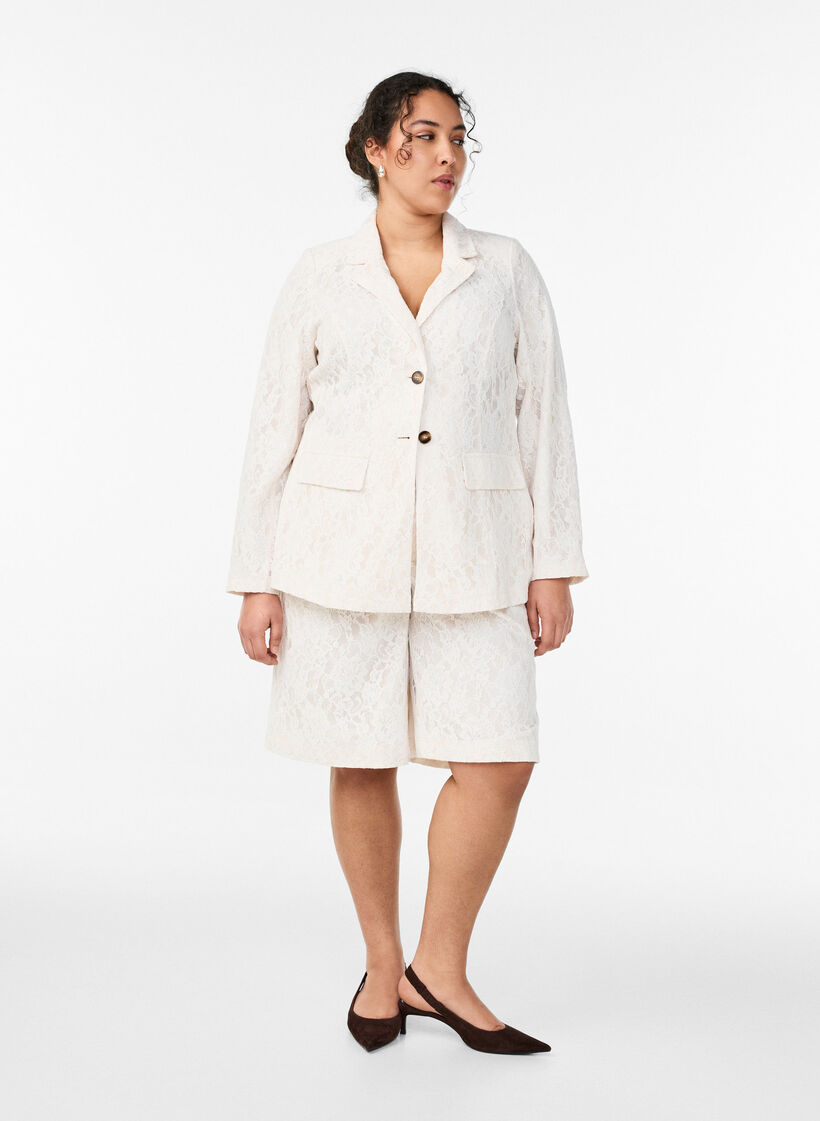 Korkeavy&ouml;t&auml;r&ouml;iset pitsi-bermudashortsit, Vanilja, Model image number 0