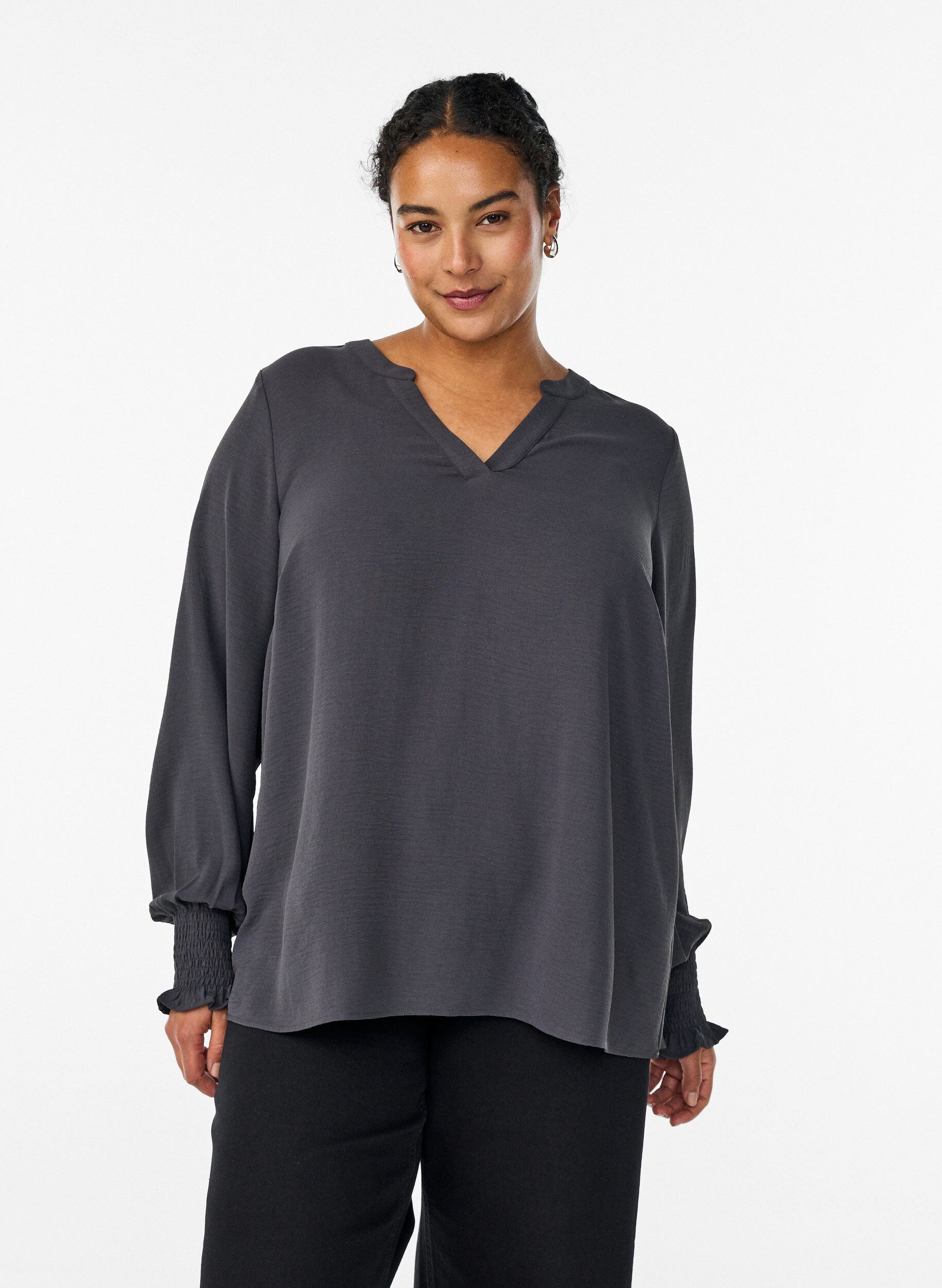 Pusero smock-kalvosimilla ja v-p&auml;&auml;ntiell&auml;, Harmaa, Model