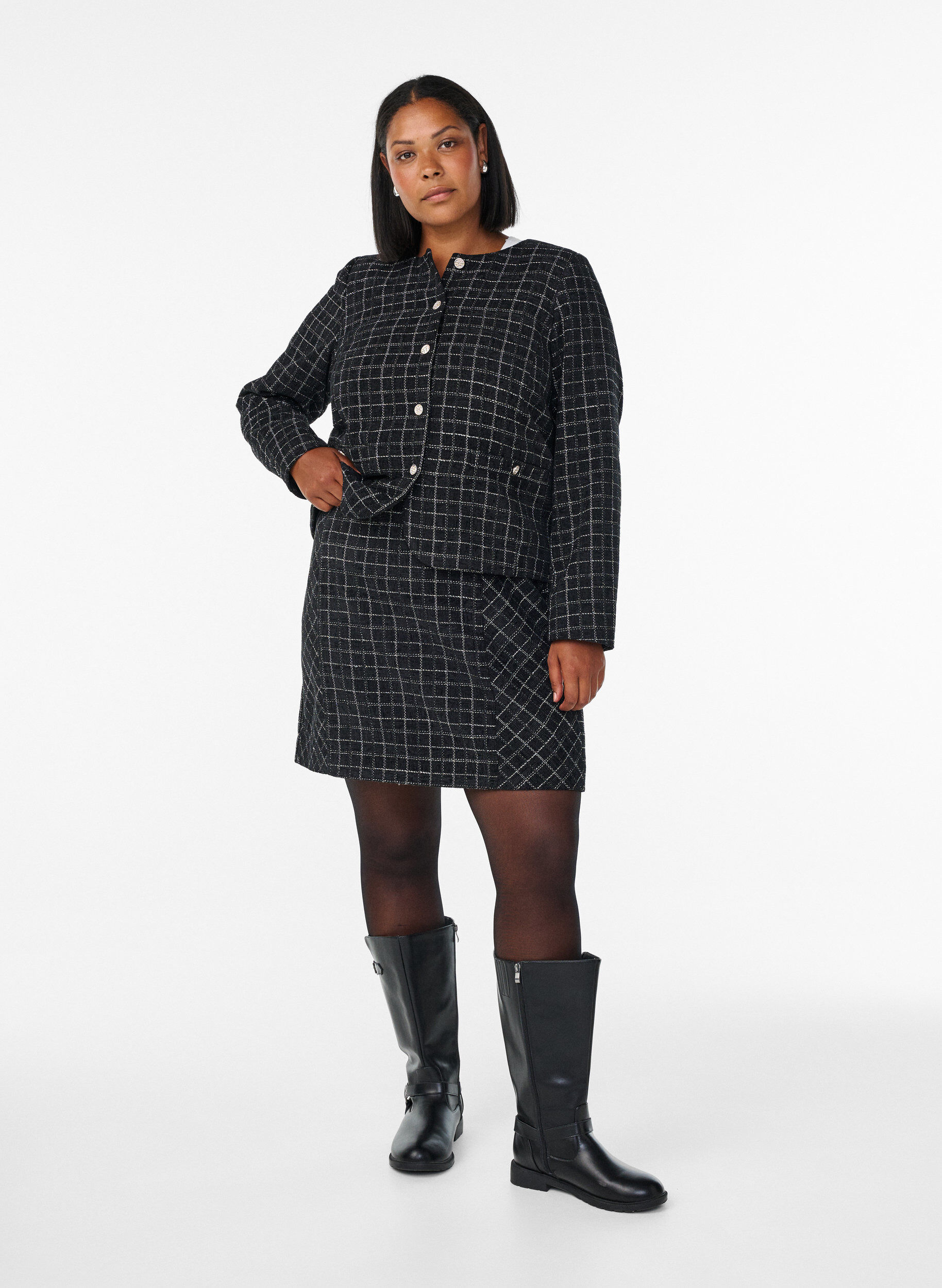 Zizzi Lyhyt ruudullinen boucl&eacute;-bleiseri py&ouml;re&auml;ll&auml; kauluksella, Musta, Model image number 1