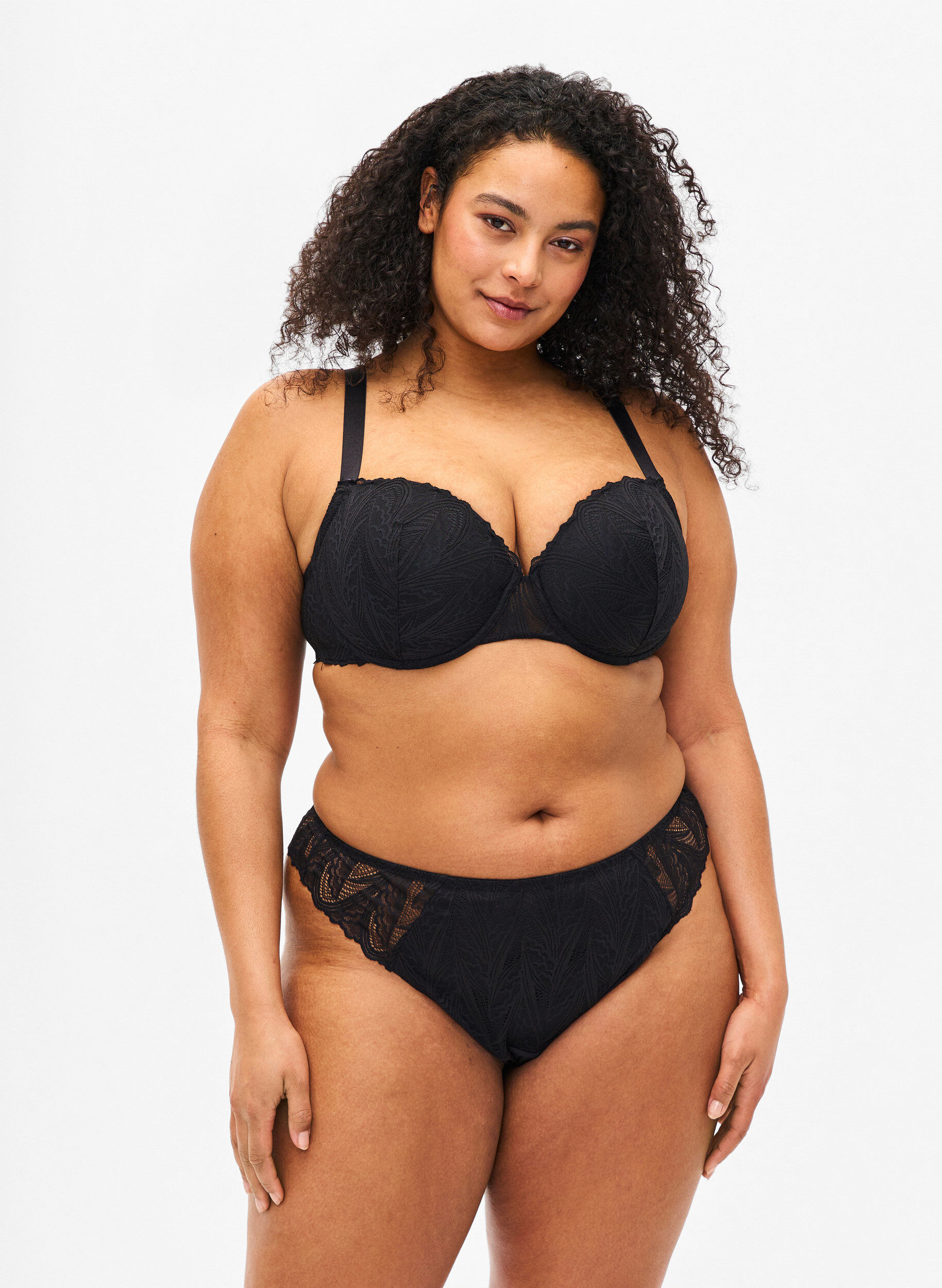 G-stringit pitsill&auml; ja normaalilla vy&ouml;t&auml;r&ouml;nymp&auml;ryksell&auml;, Musta, Model