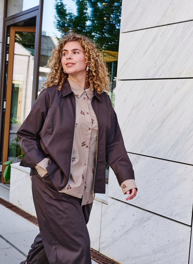 Ilmapallohousut taskuilla ja joustavalla vy&ouml;t&auml;r&ouml;ll&auml;, Ruskea, Image