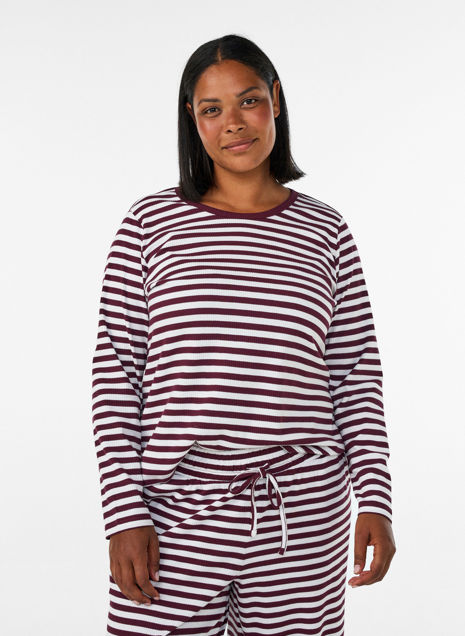 ZizziPitk&auml;hihainen y&ouml;paita ribatusta jerseyst&auml;, jossa on raitoja, Punainen, Model image number 0