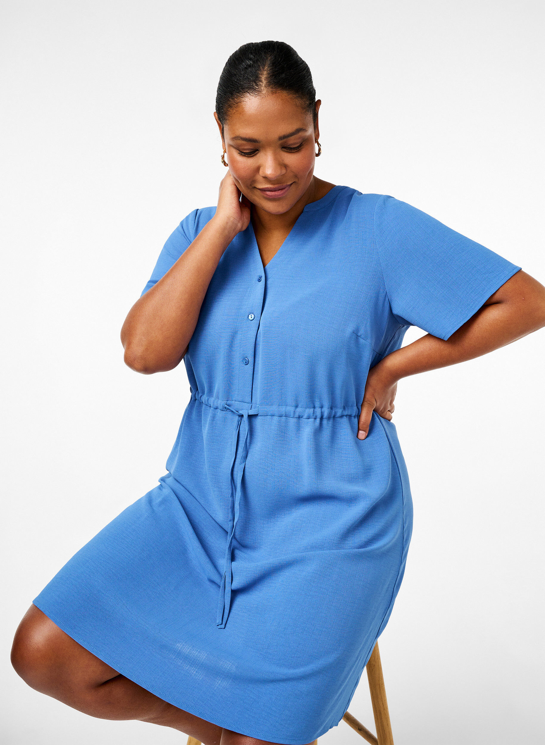 Zizzi Lyhythihainen mekko, jossa on solmimisnauha vy&ouml;t&auml;r&ouml;ll&auml;, Riverside, Image image number 0