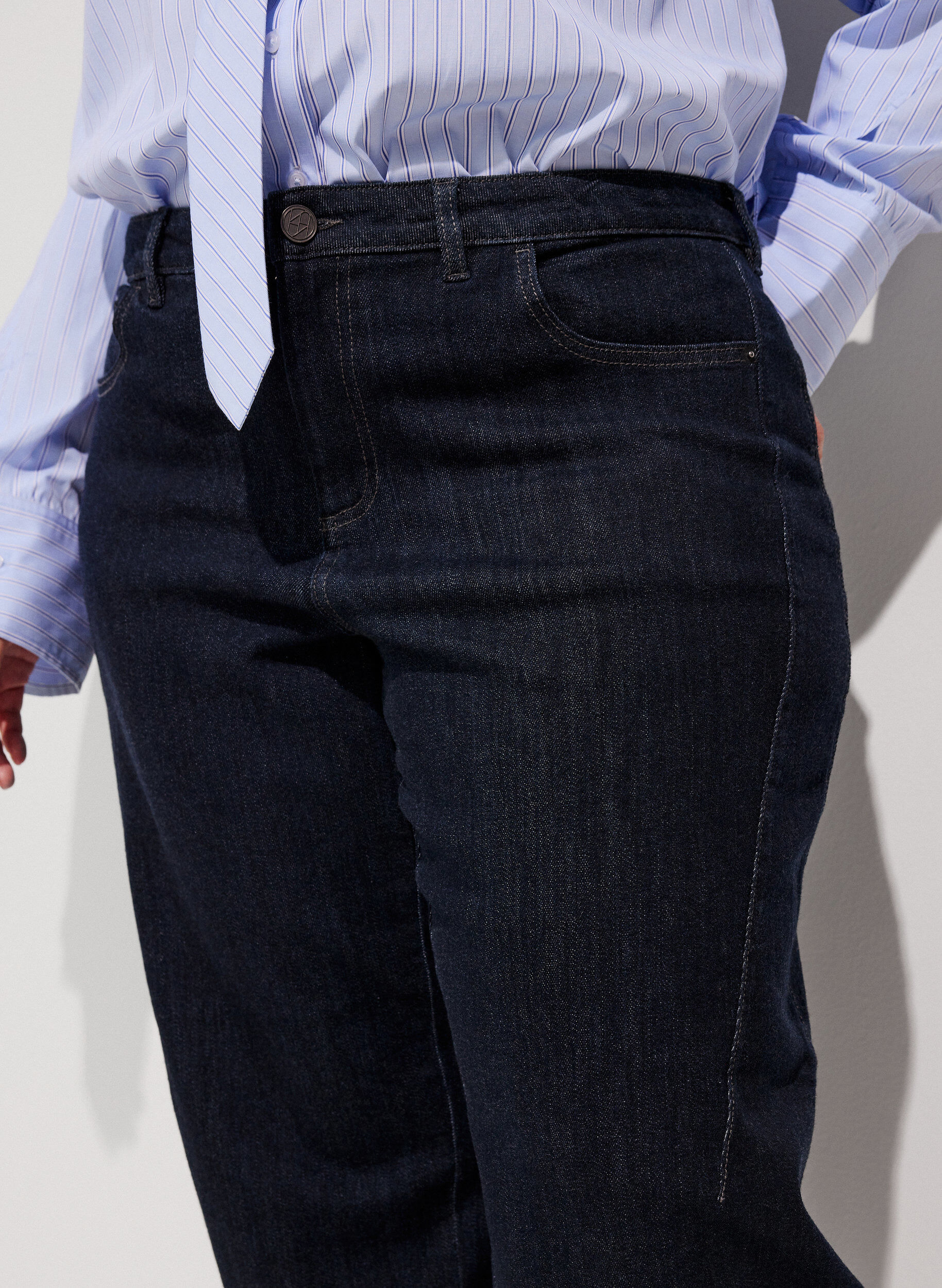 ZizziBarrel fit -farkut korkealla vy&ouml;t&auml;r&ouml;ll&auml;, Sininen, Model image number 2
