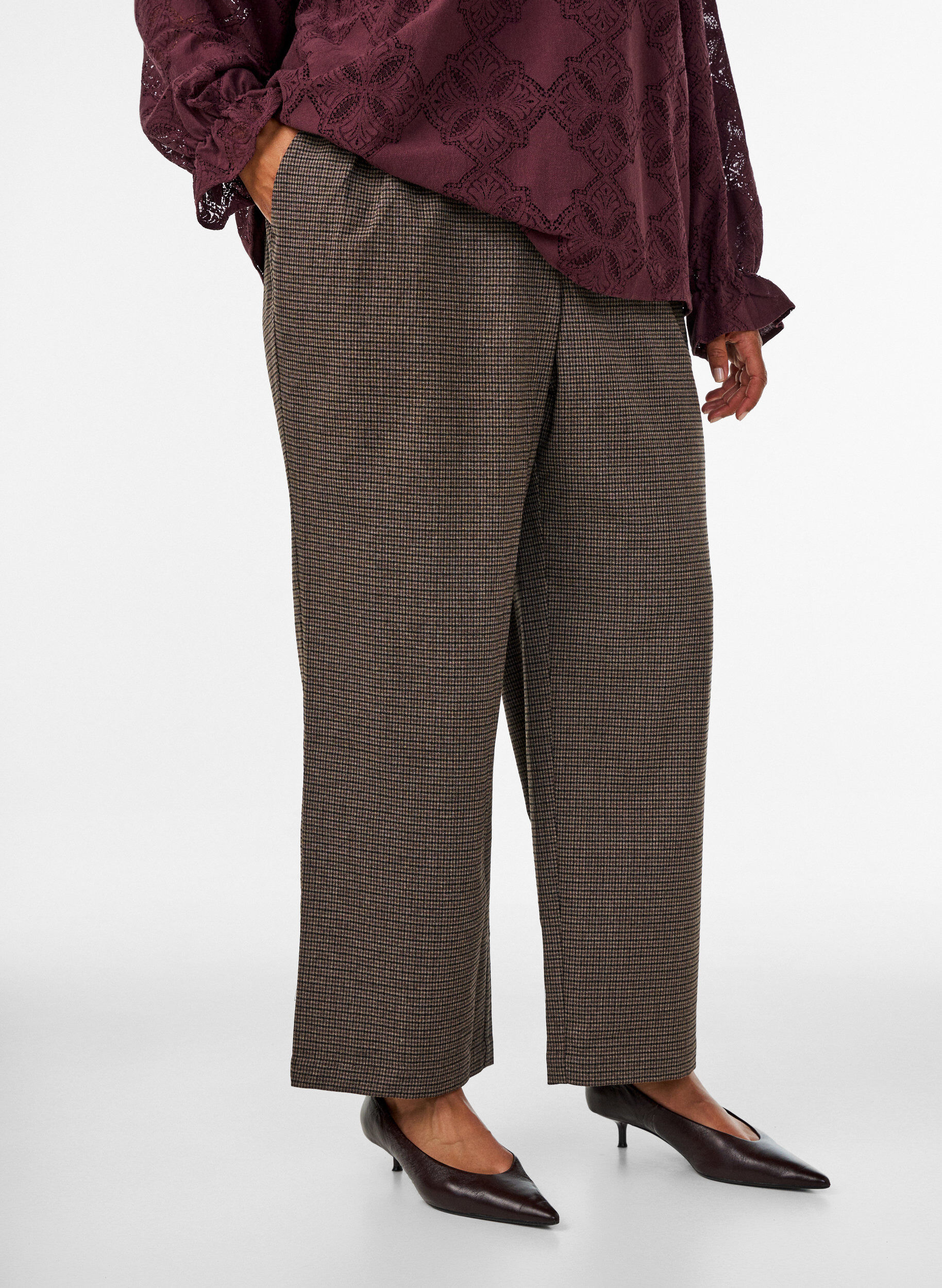 ZizziHousut pienell&auml; ruutukuviolla ja suorilla lahkeilla, Ruskea, Model image number 2
