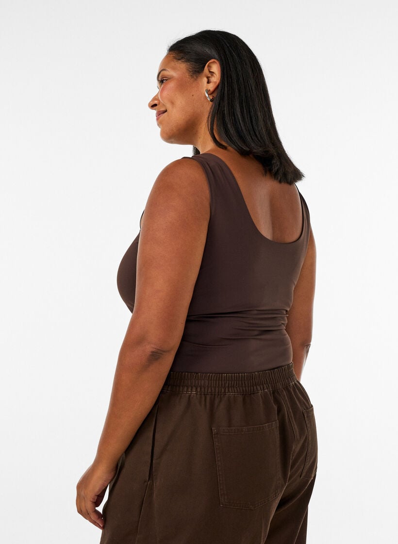 Vartalonmy&ouml;t&auml;inen basic-toppi sile&auml;&auml; kangasta, Ruskea, Model image number 4