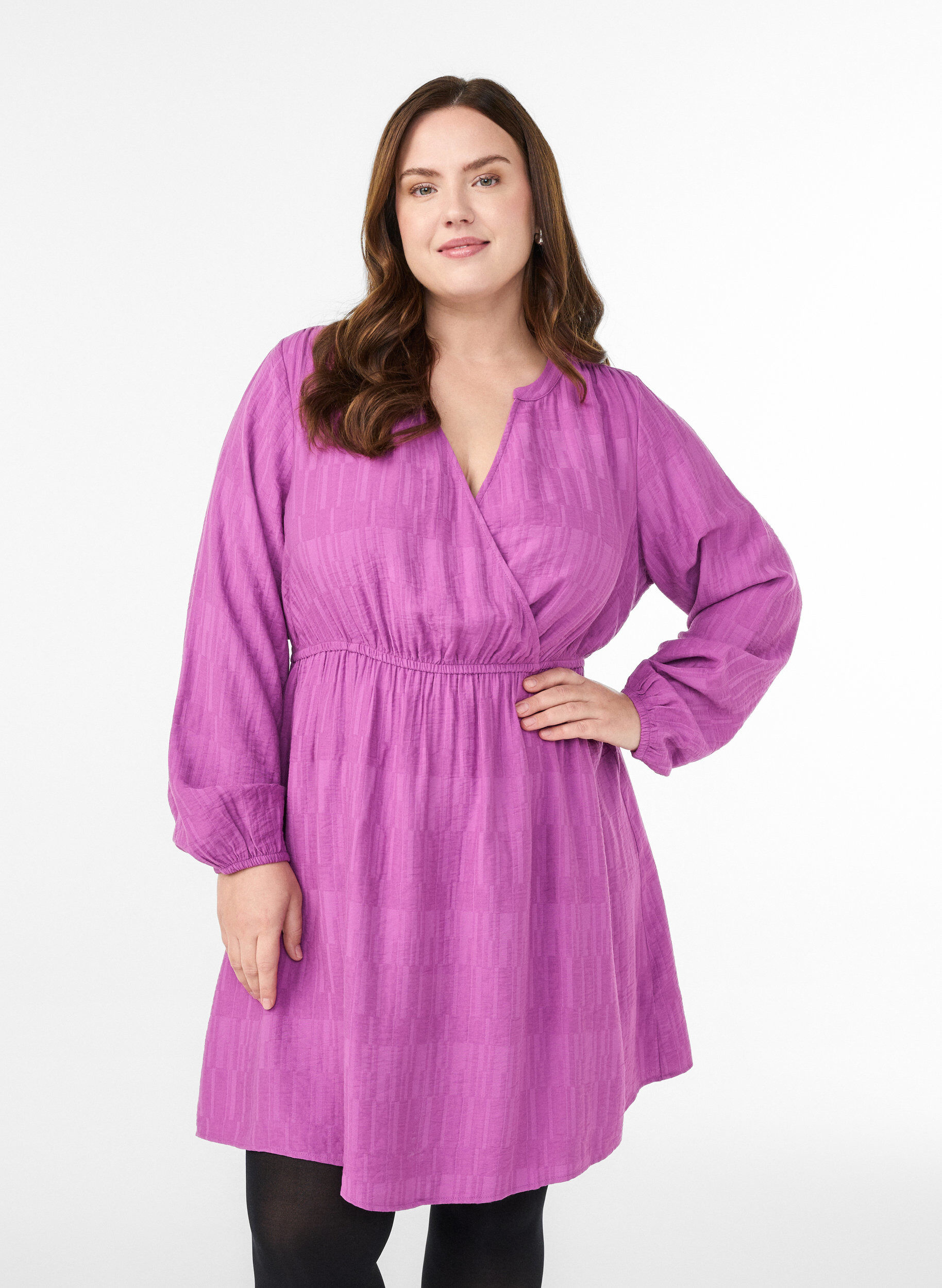 Lyhyt tekstuuripintainen kietaisumallinen mekko, Violetti, Model