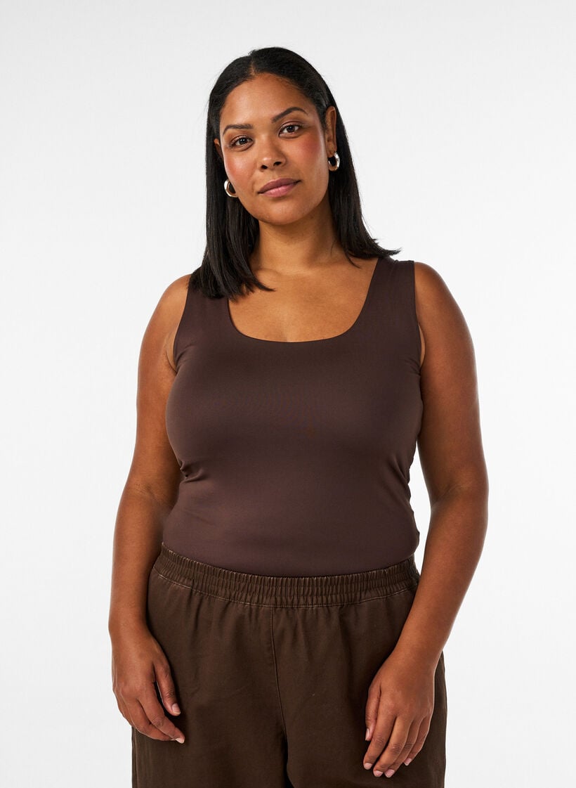 Vartalonmy&ouml;t&auml;inen basic-toppi sile&auml;&auml; kangasta, Ruskea, Model image number 0