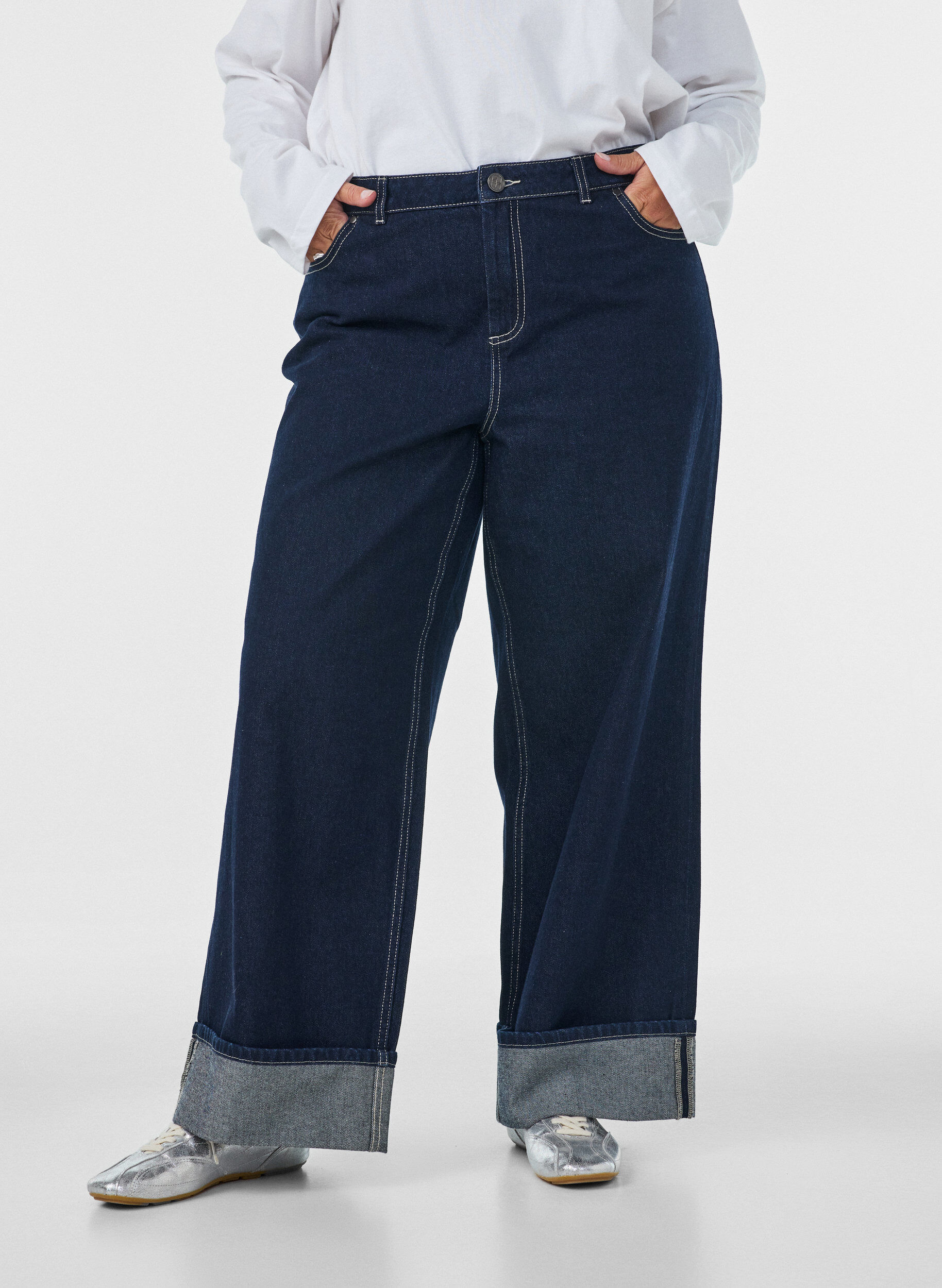 ZizziLeve&auml;lestiset farkut, joissa leve&auml;t k&auml;&auml;nteet ja kontrastiompeleet, Sininen, Model image number 2