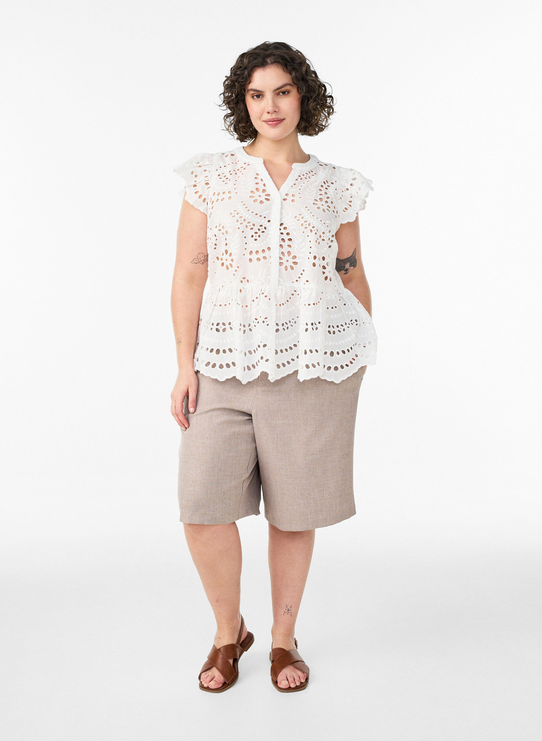 Zizzi Hihaton broderie anglaise -pusero r&ouml;yhel&ouml;ill&auml;, Valkoinen, Model image number 1