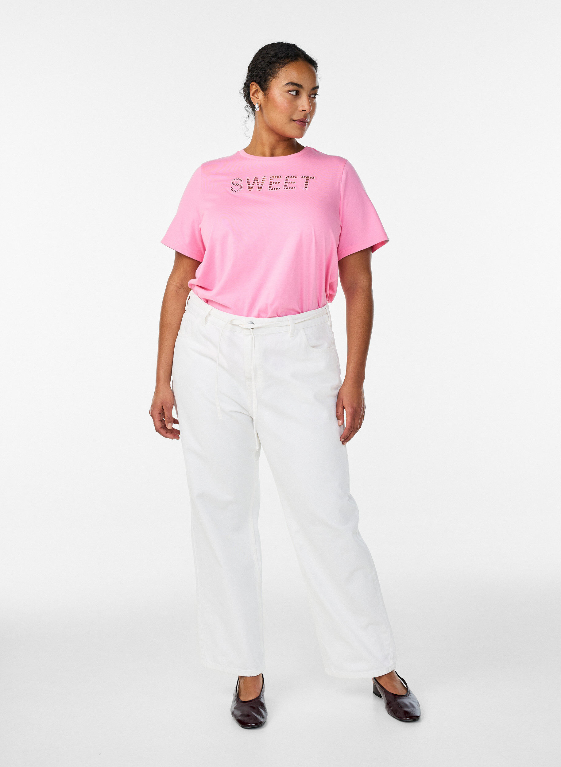 Zizzi Puuvillainen T-paita kirjailulla tekstill&auml;, Valkoinen, Model image number 1