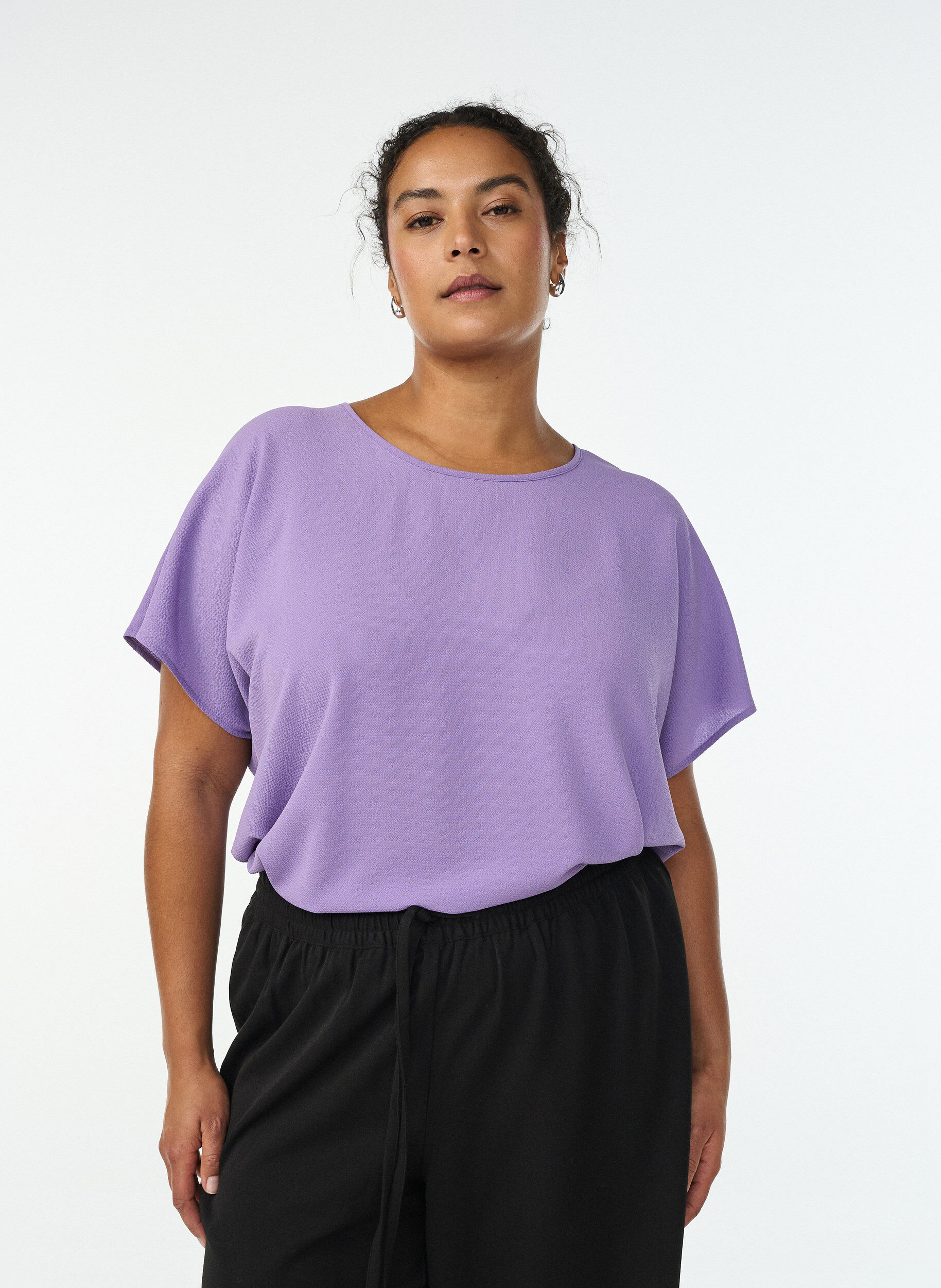 Pusero lyhyill&auml; hihoilla ja py&ouml;re&auml;ll&auml; p&auml;&auml;ntiell&auml;, Violetti, Model