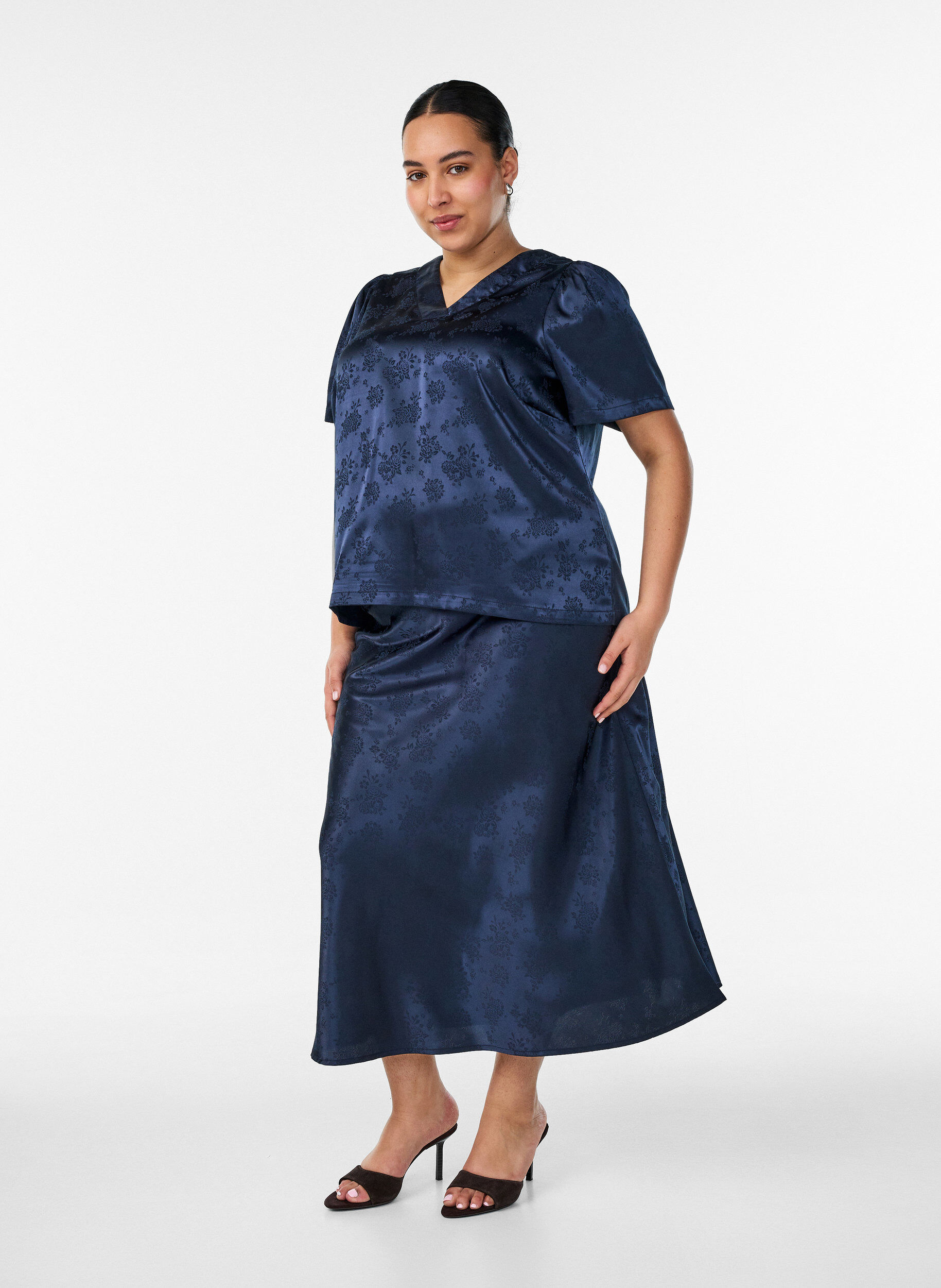 ZizziSatiininen hame, jossa s&auml;vy s&auml;vyyn kukkakuviointi, Sininen, Model image number 0