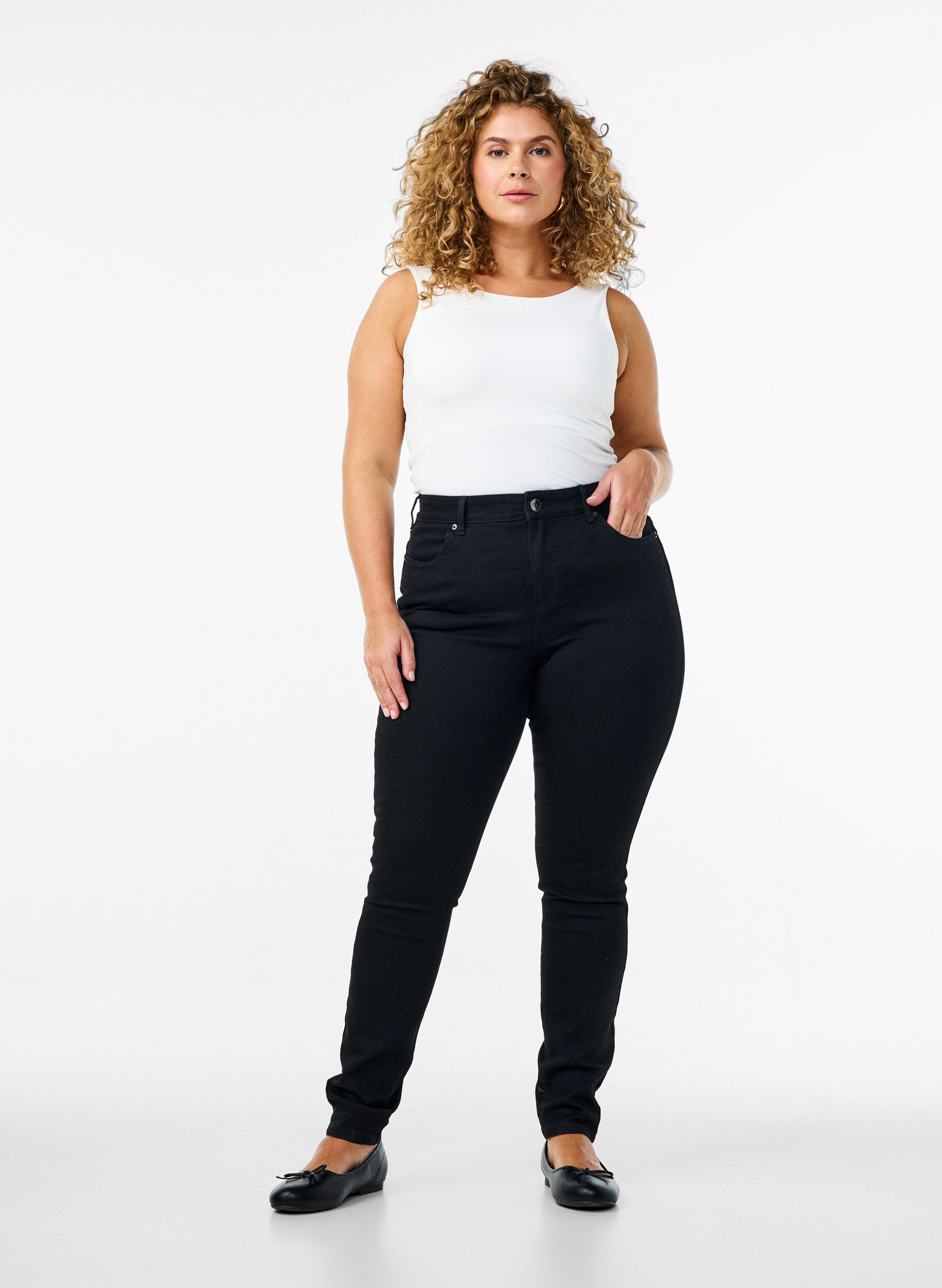 Amy-farkut, joissa on korkea vy&ouml;t&auml;r&ouml; ja hyvin kapea istuvuus, Musta, Model