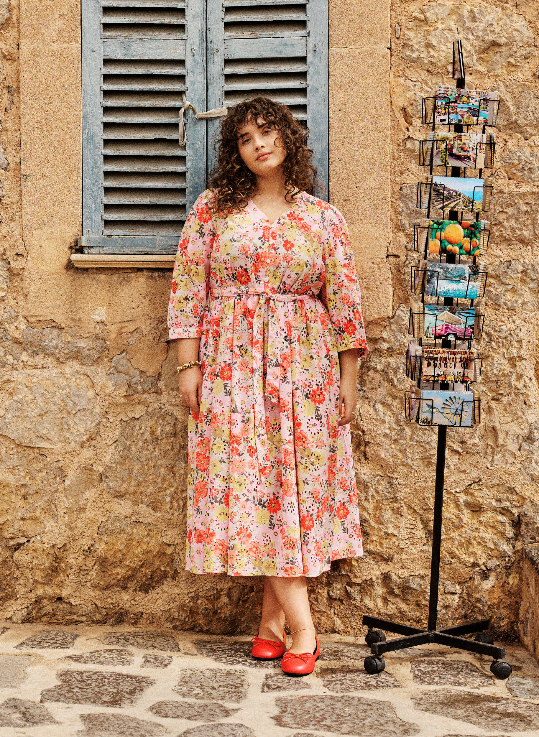 ZizziKukkakuvioinen midimekko brodeeratulla anglaise-kuviolla ja solmittavalla vy&ouml;ll&auml;, Vaaleanpunainen, Image image number 0