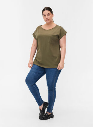 Ekologisesta puuvillasta valmistettu t-paita rintataskulla, Ivy Green, Model image number 2