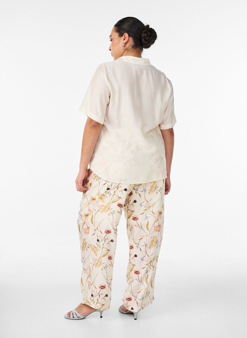 Korkeavy&ouml;t&auml;r&ouml;iset viskoosihousut kukkakuosilla, Beige, Model